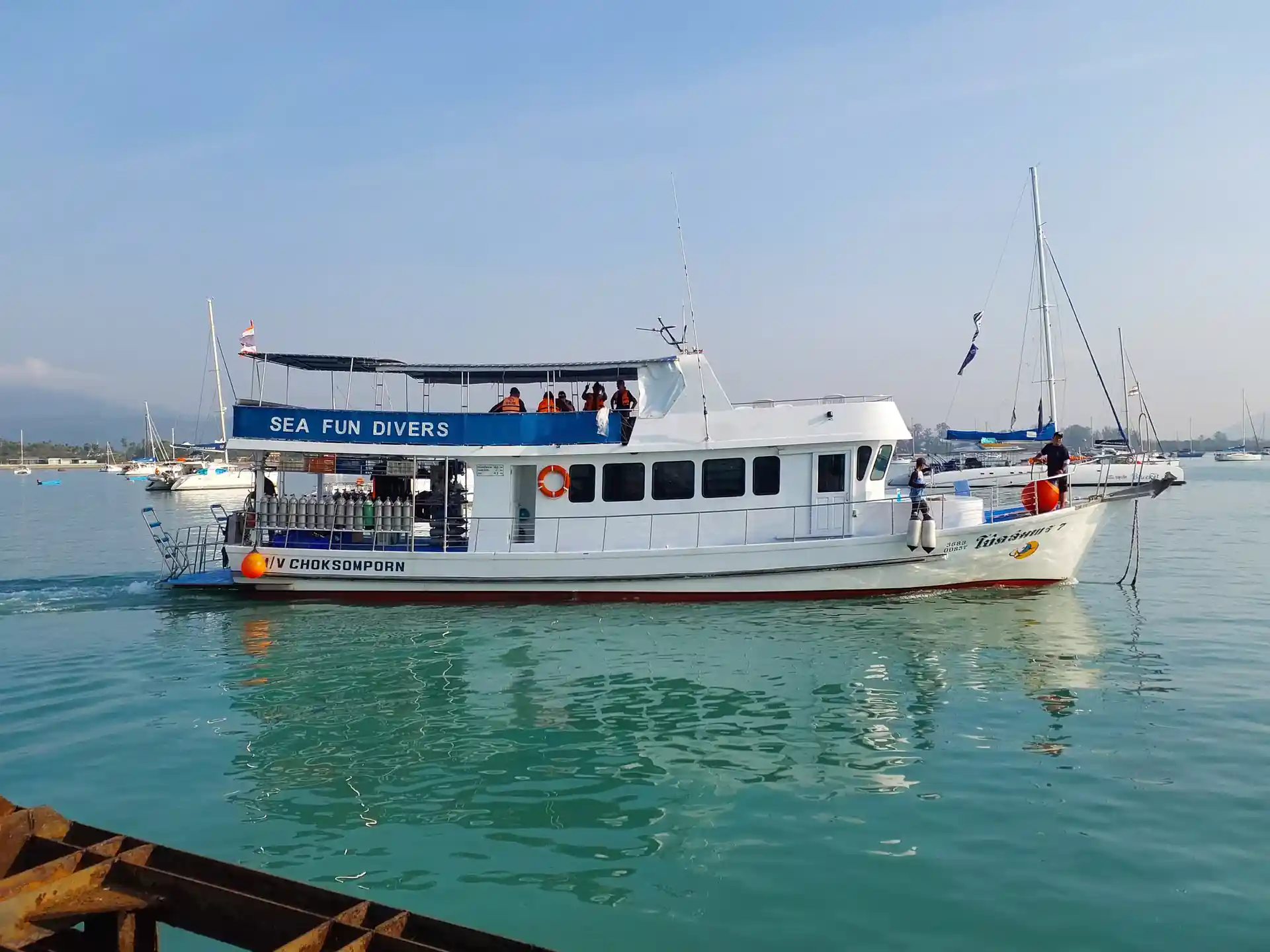 Our own daytrip boat leaving the pier in the morning.