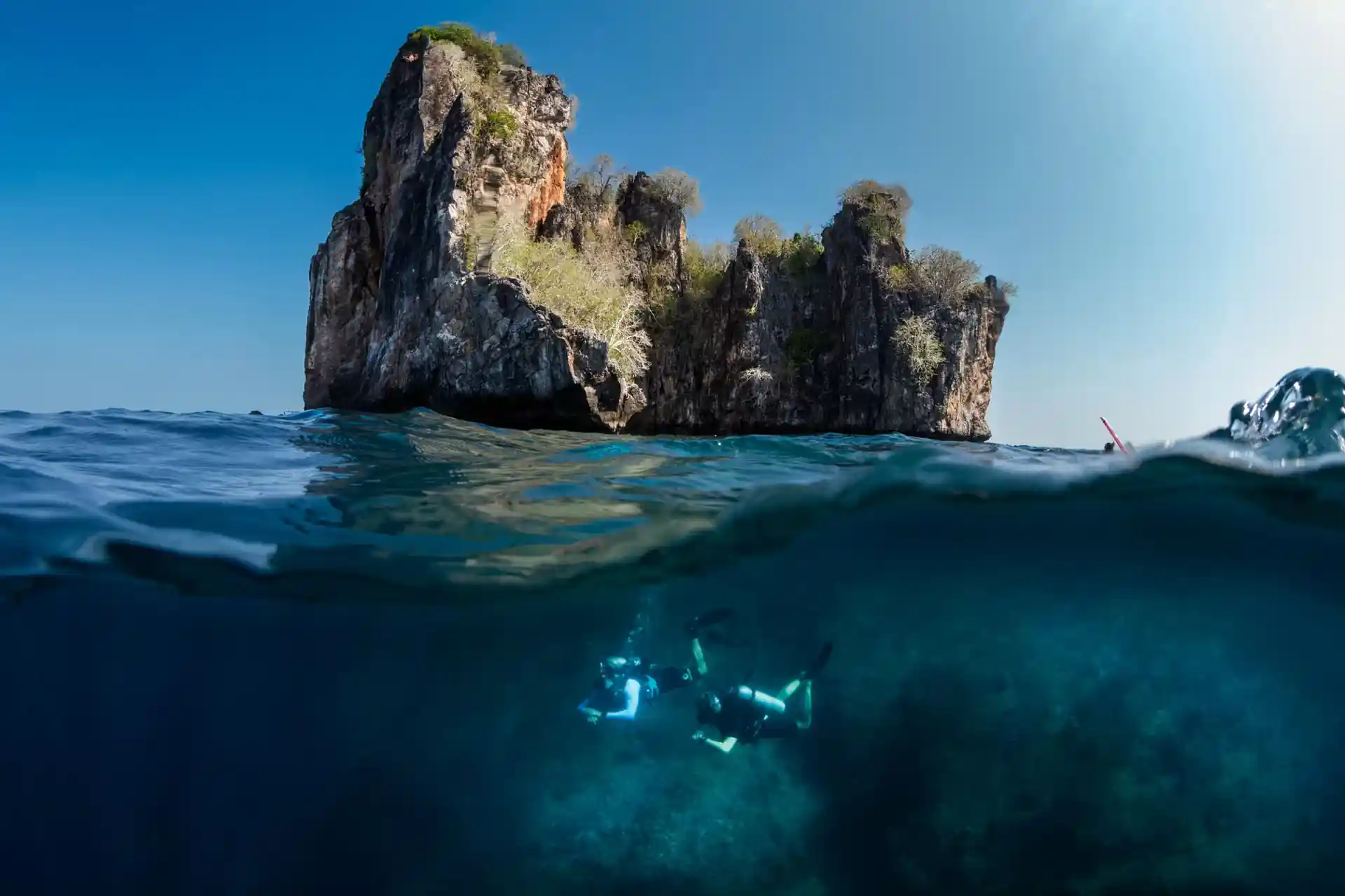 Beautiful Bida Nok trips daily with Fast Manta