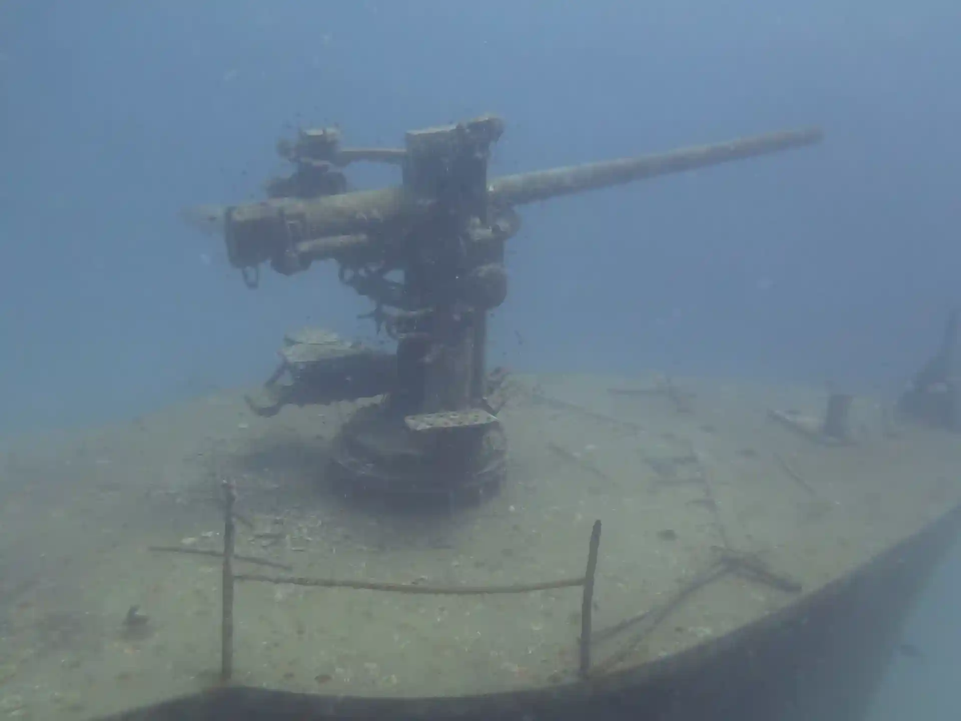 Waffe auf das Wrack des Zweiten Weltkriegs