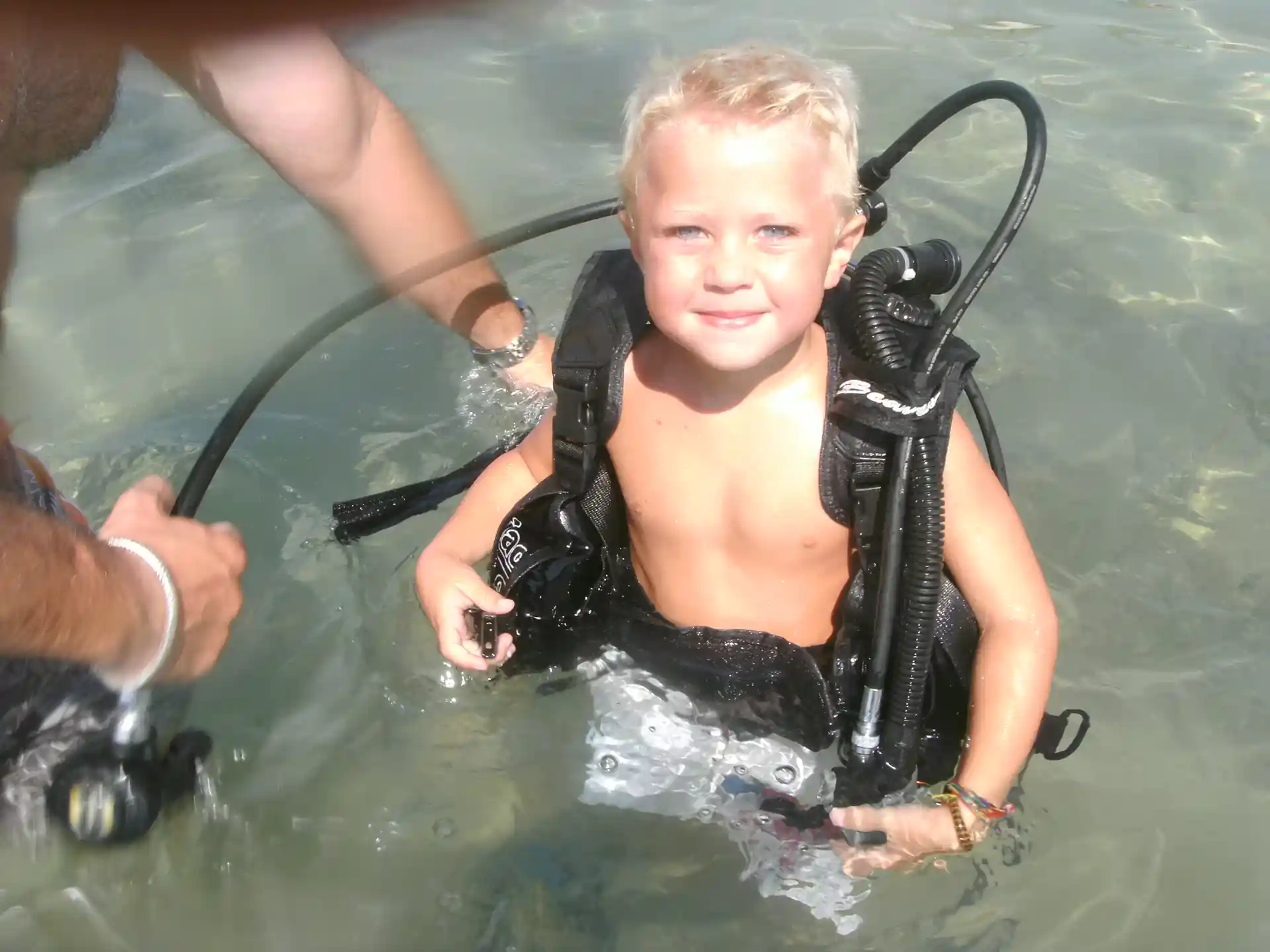 Me encanta bucear con niños, qué experiencia tienen aquí en Coral Bay Divers