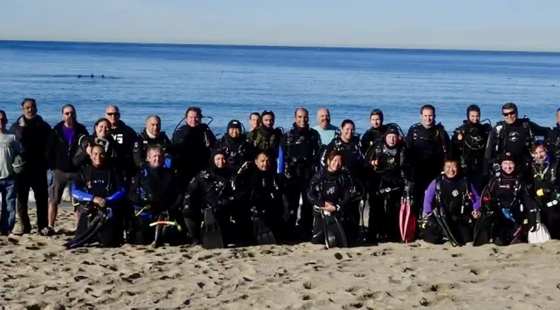 BIG GROUP OF PADI PROFESSIONALS AND THEIR STUDENTS