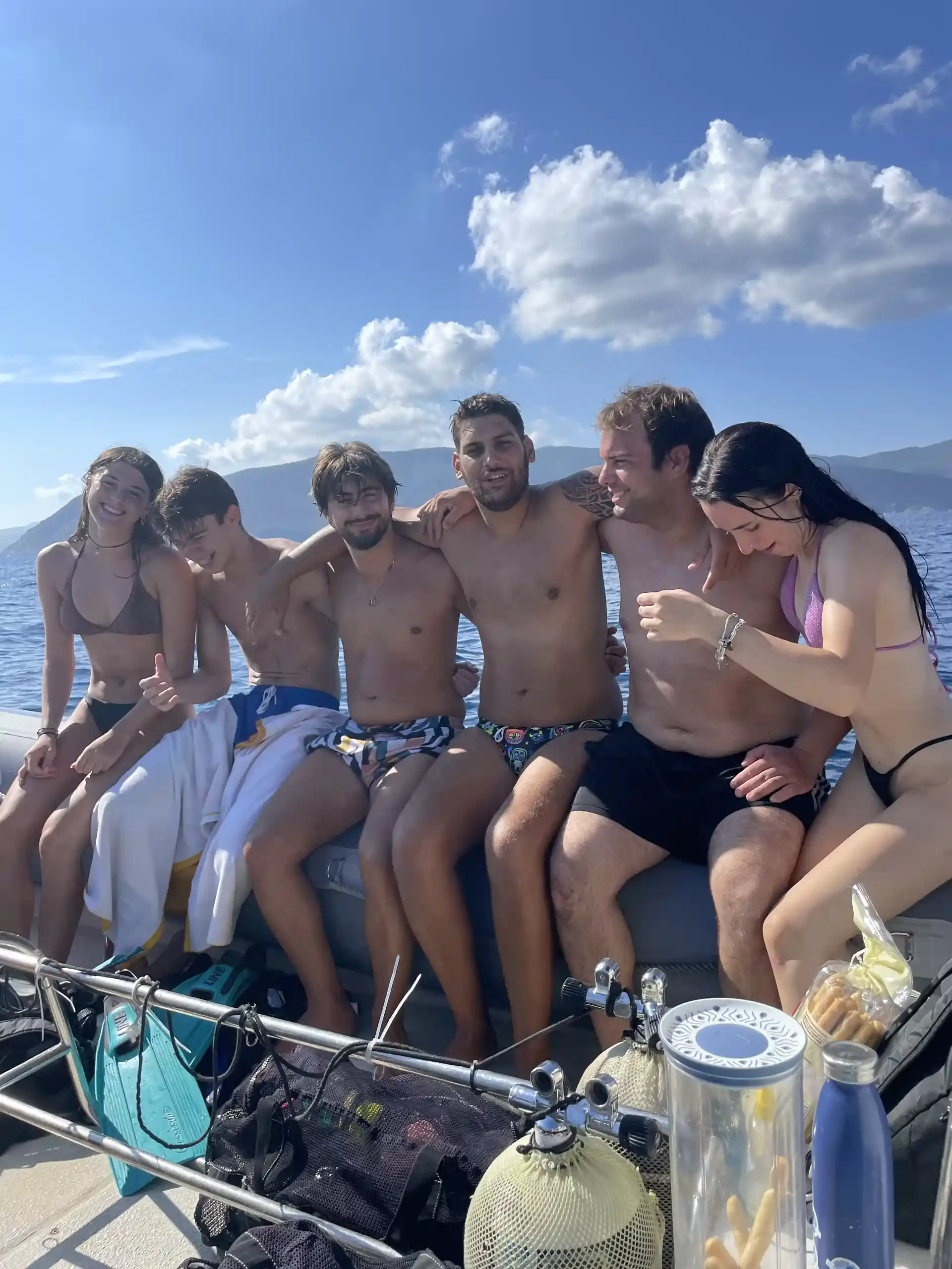 Lo snorkeling in compagnia è un modo per staccarsi dalla calura della spiaggia e vivere una fresca avventura tutti insieme!