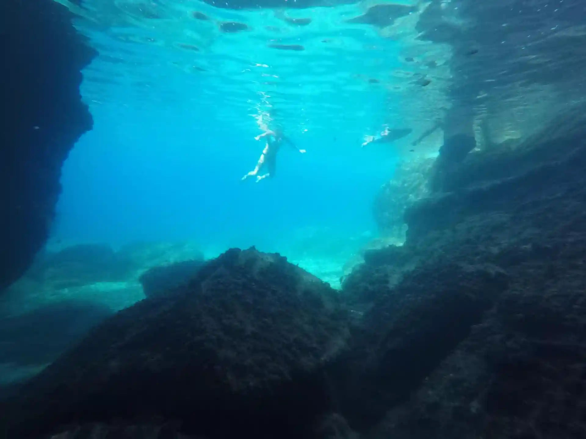 La gruta Azzurra di Cavoli. Suggestiva per l'acqua limpida e l'ampia apertura accessibile a tutti
