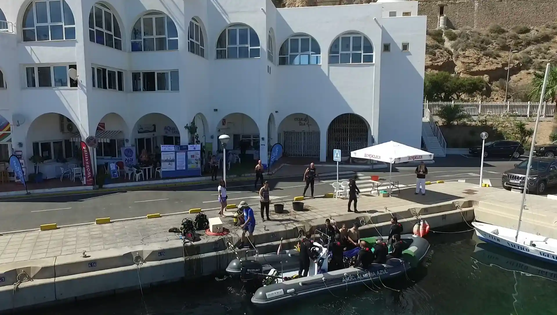 El barco se encuentra a tan solo 10m del centro de buceo
