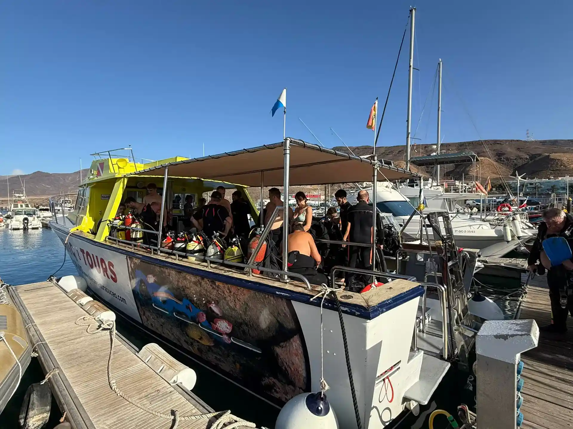 Diving excursion with a big boat where the familly can dive together , snorkel and may other activities