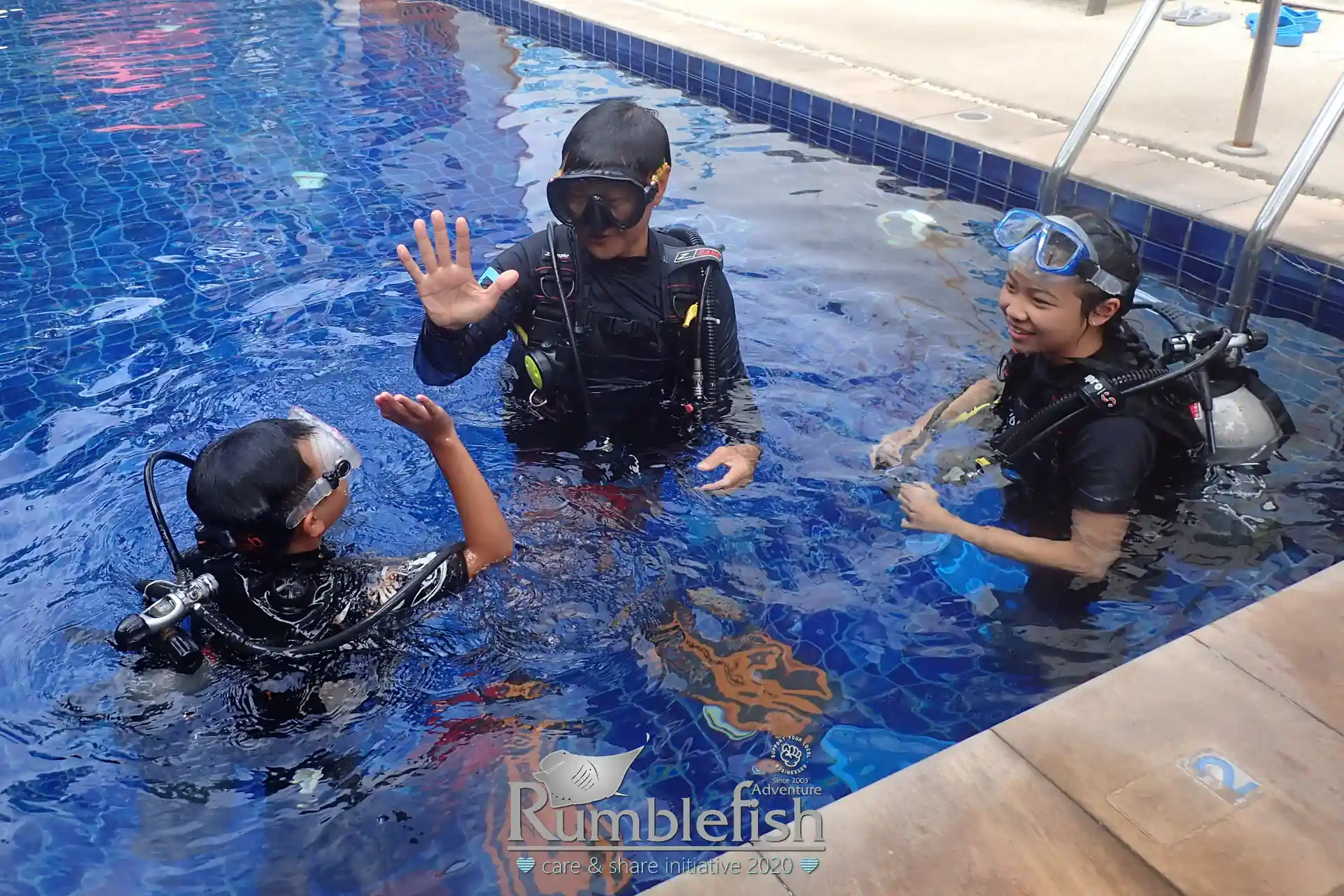 Póngase cómodo con las habilidades básicas de buceo en nuestra piscina. ¡Cincos altos gratis para sonrisas!