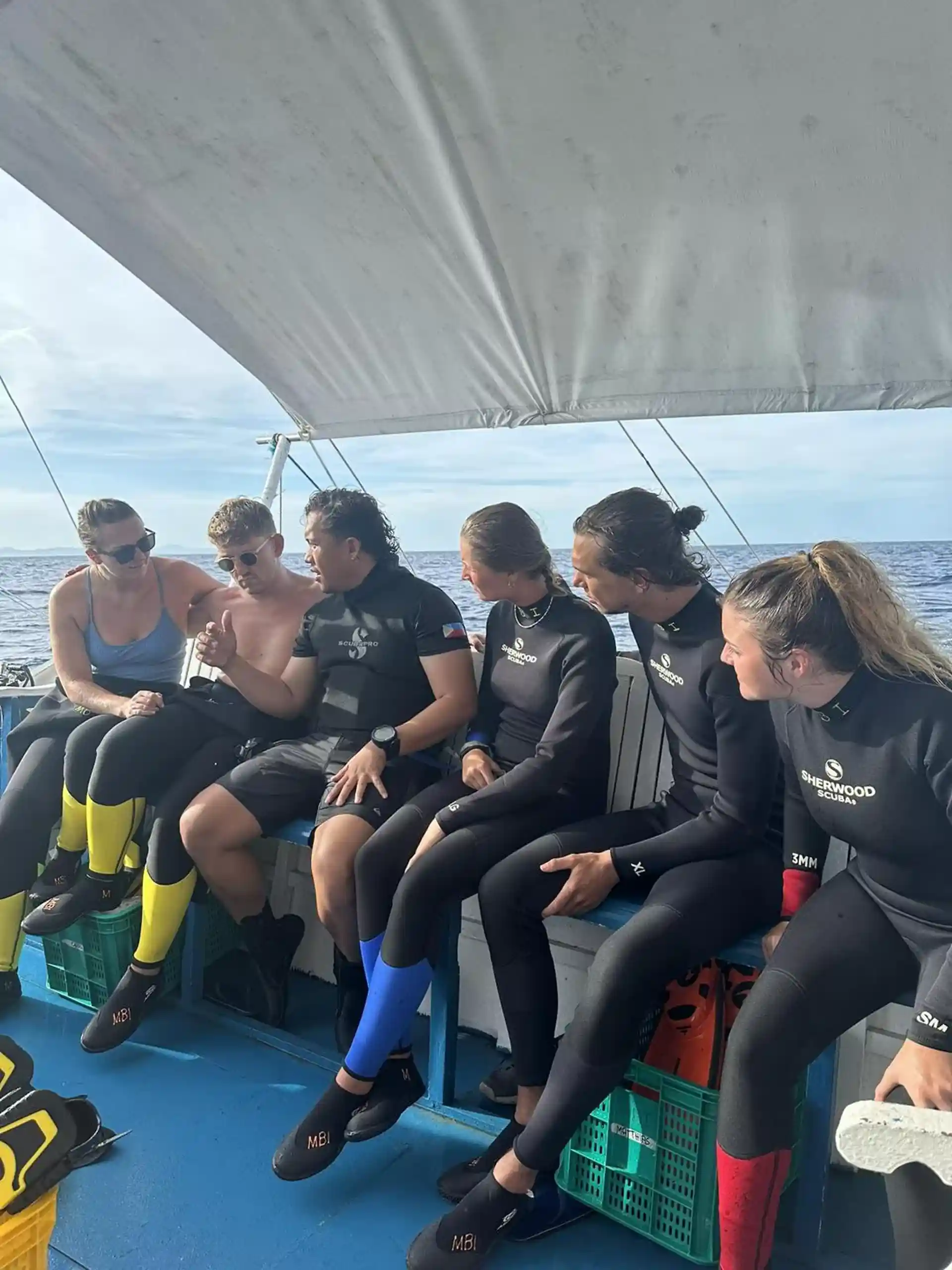 Team briefing for a PADI open water course