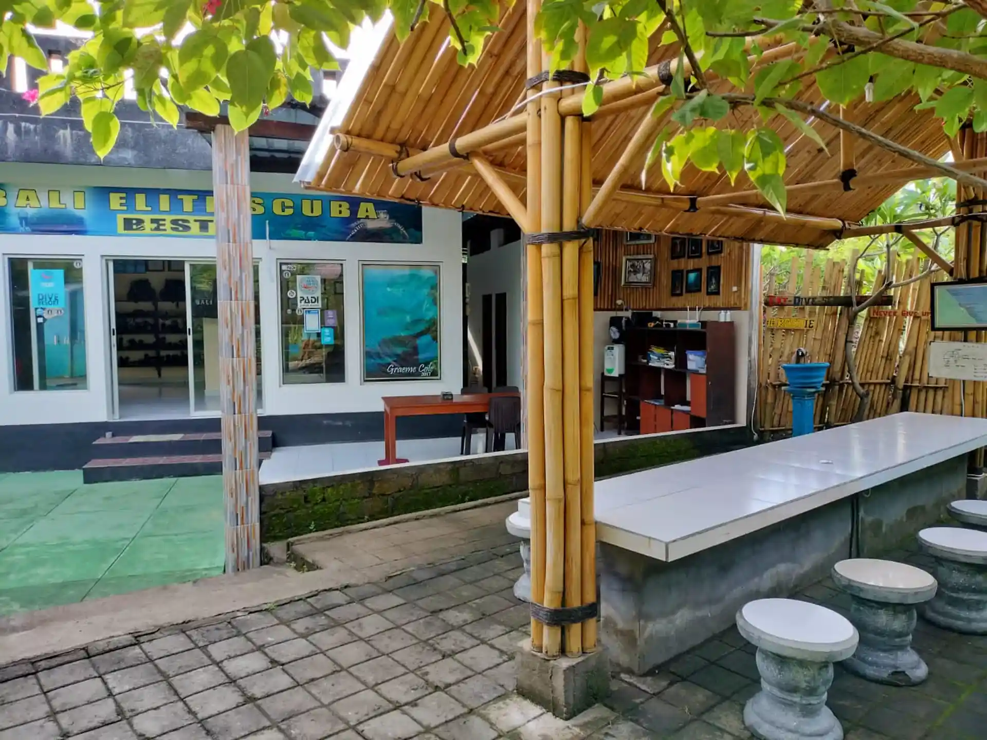 Foto de la tienda de buceo