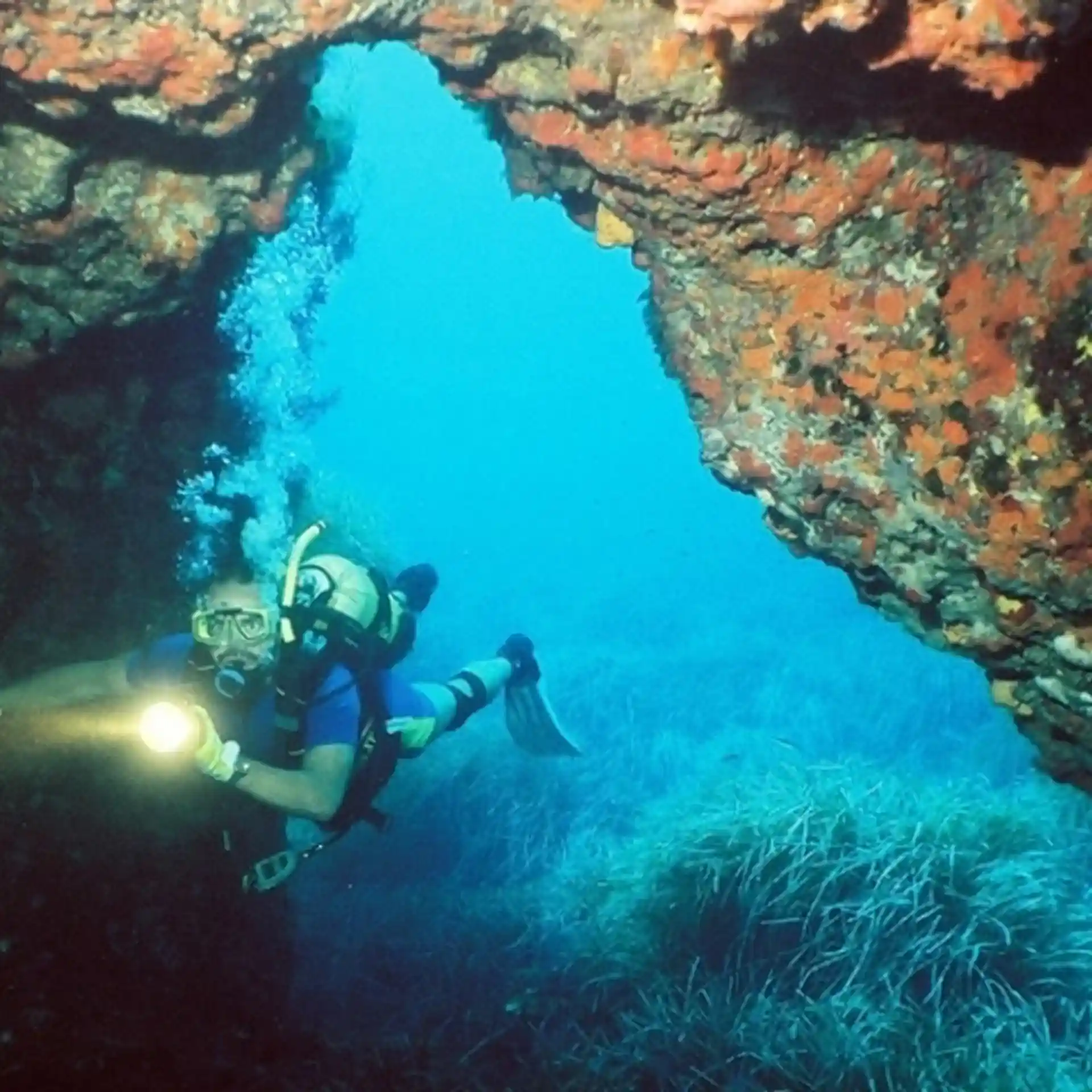Diving in Gharlapsi through arches and caves