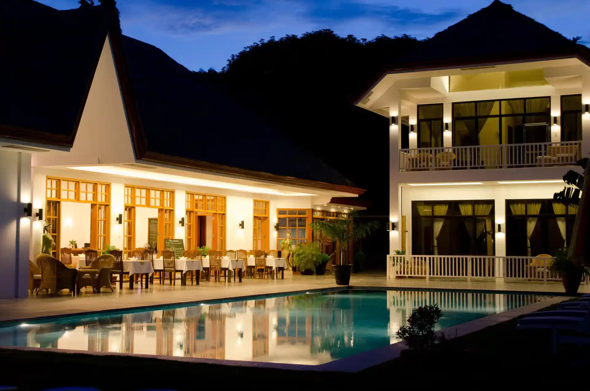 Easy Diving Dauin Pool by night