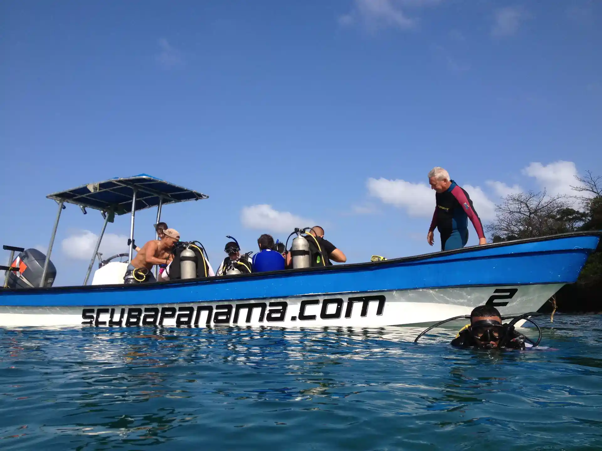 Estudiantes de aguas abiertas listos para sus lecciones bajo el agua