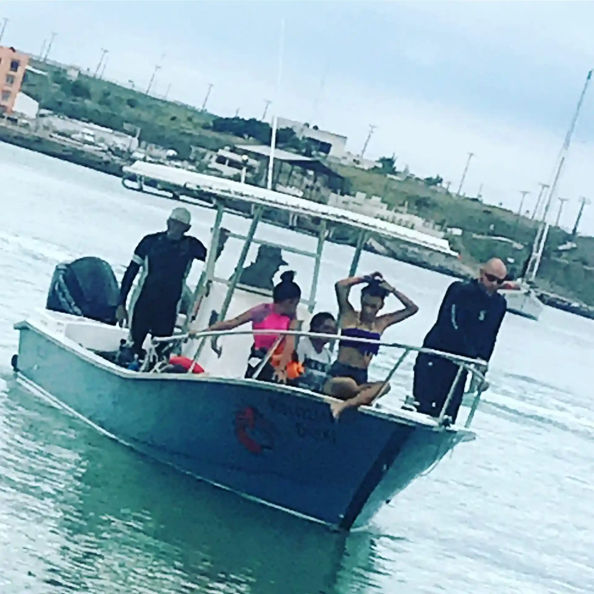 After a good dive day, the Dreki is coming in.