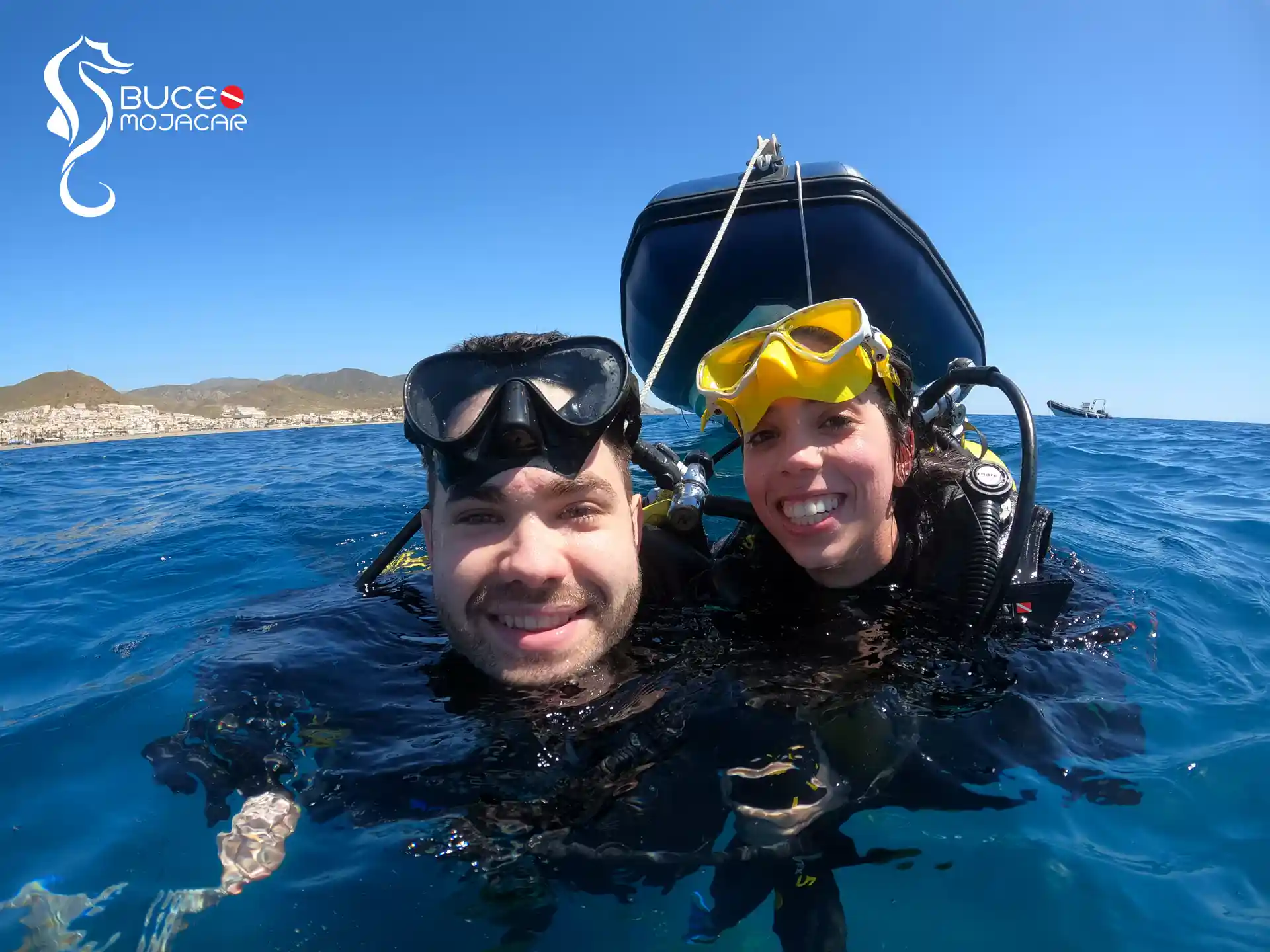 Diviértete haciéndote buceador en el Parque Natural de Cabo de Gata, nuestros alumnos 100% siempre contentos.