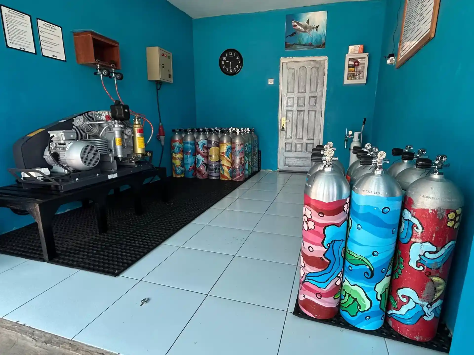 Scuba Compressor Bauer Poseidon PE250 and scuba aluminium tank by Catalina (12L and 8L)