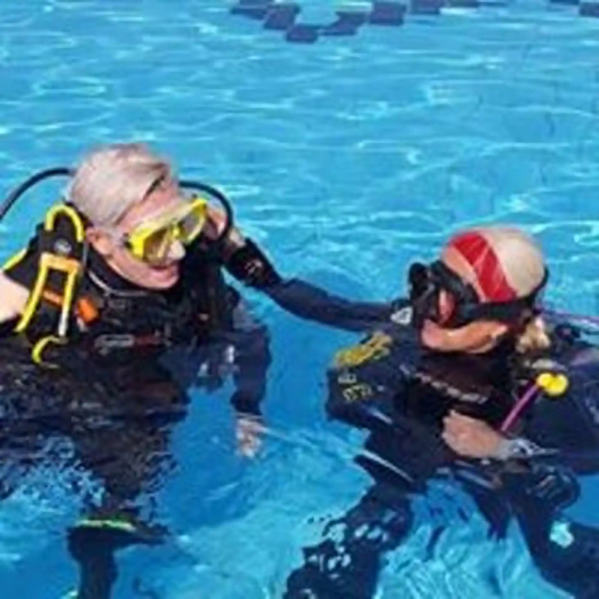 Schüler und Ausbilder vor dem Abstieg im Schwimmbad