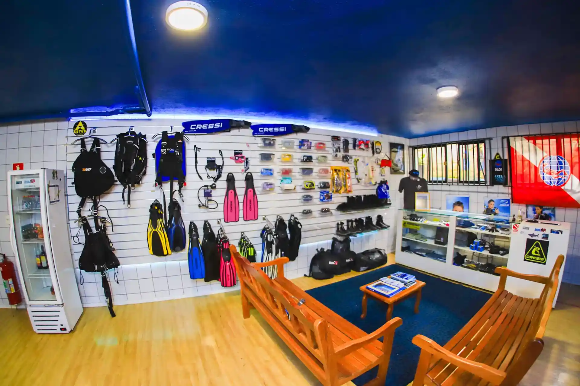 Loja com linha completa de equipamentos e acessórios para mergulho.