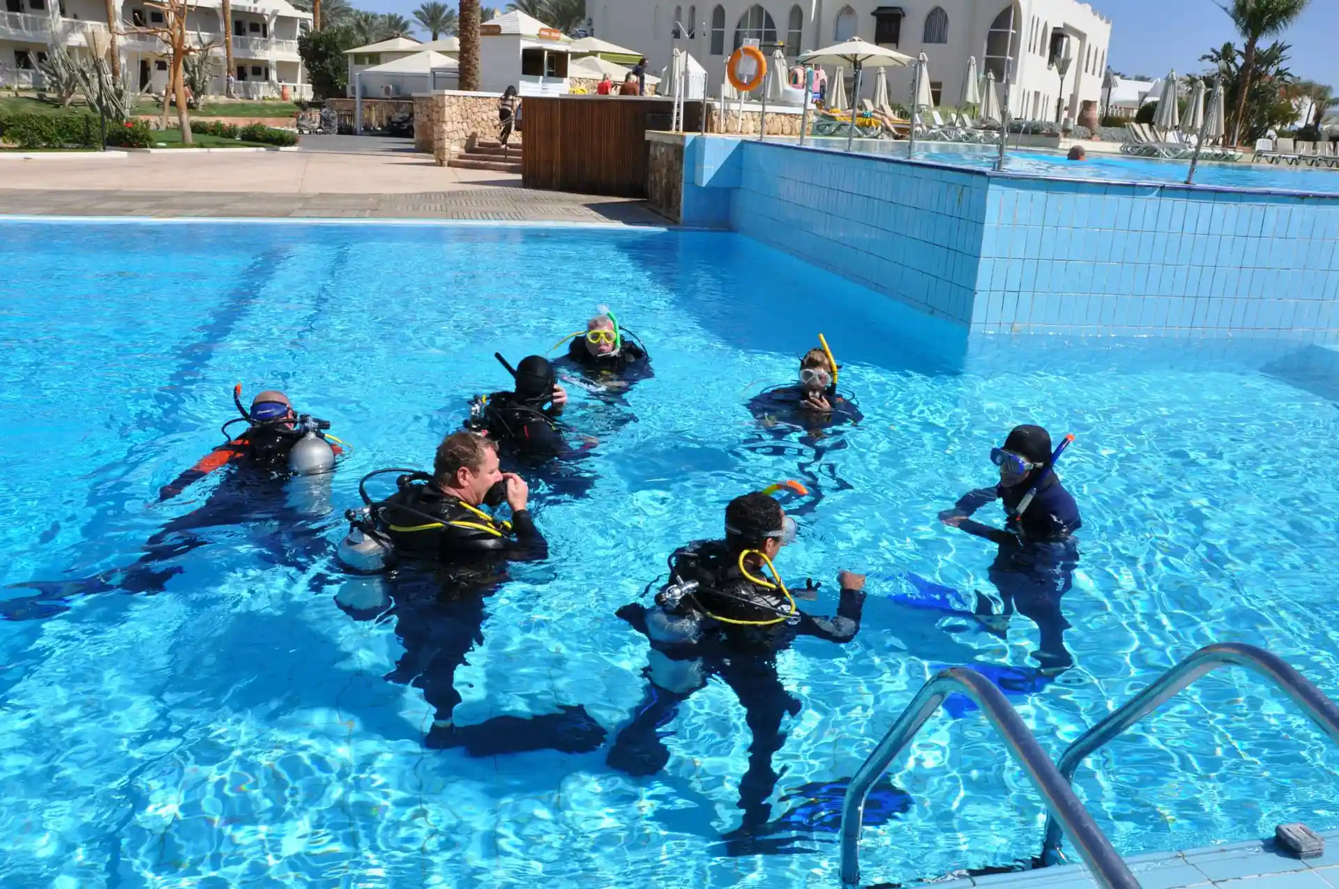 Aprende habilidades y diviértete en la piscina.