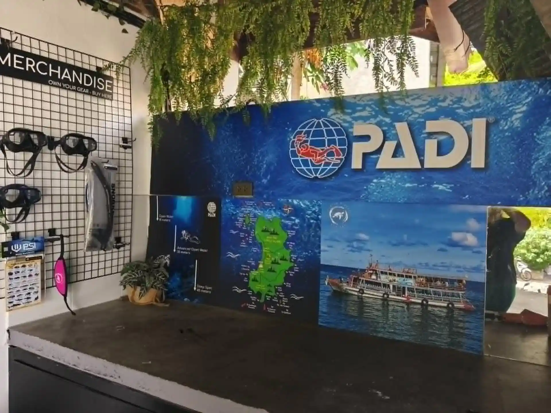 Retail mask and snorkel
