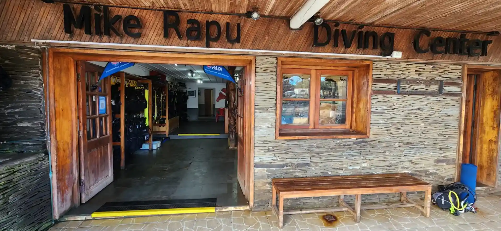 Foto de la tienda de buceo