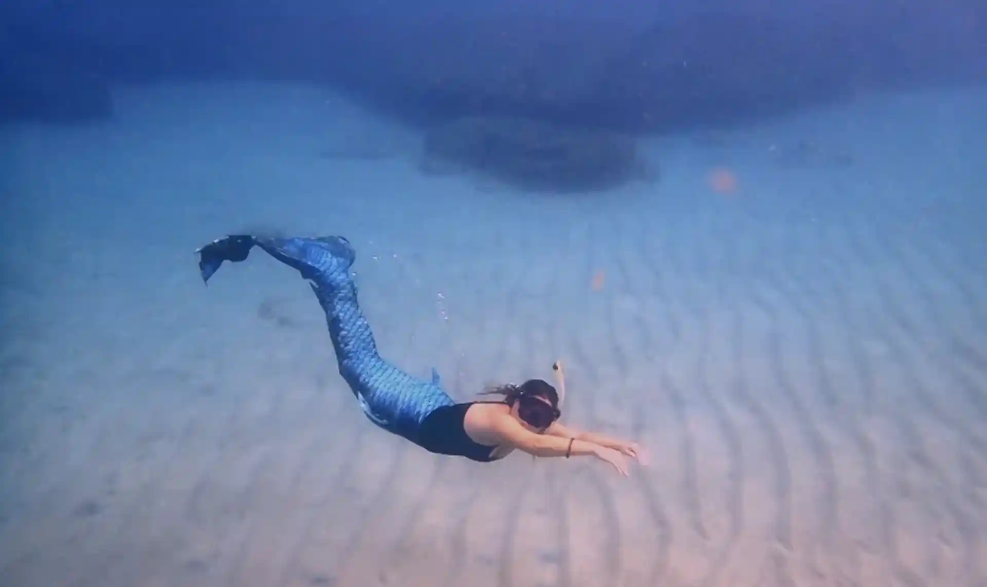 Rilassati e goditi la vista del blu cristallino dell'oceano. Mentre il confine tra fantasia e realtà svanisce, attingi a cosa significa veramente essere una sirena*