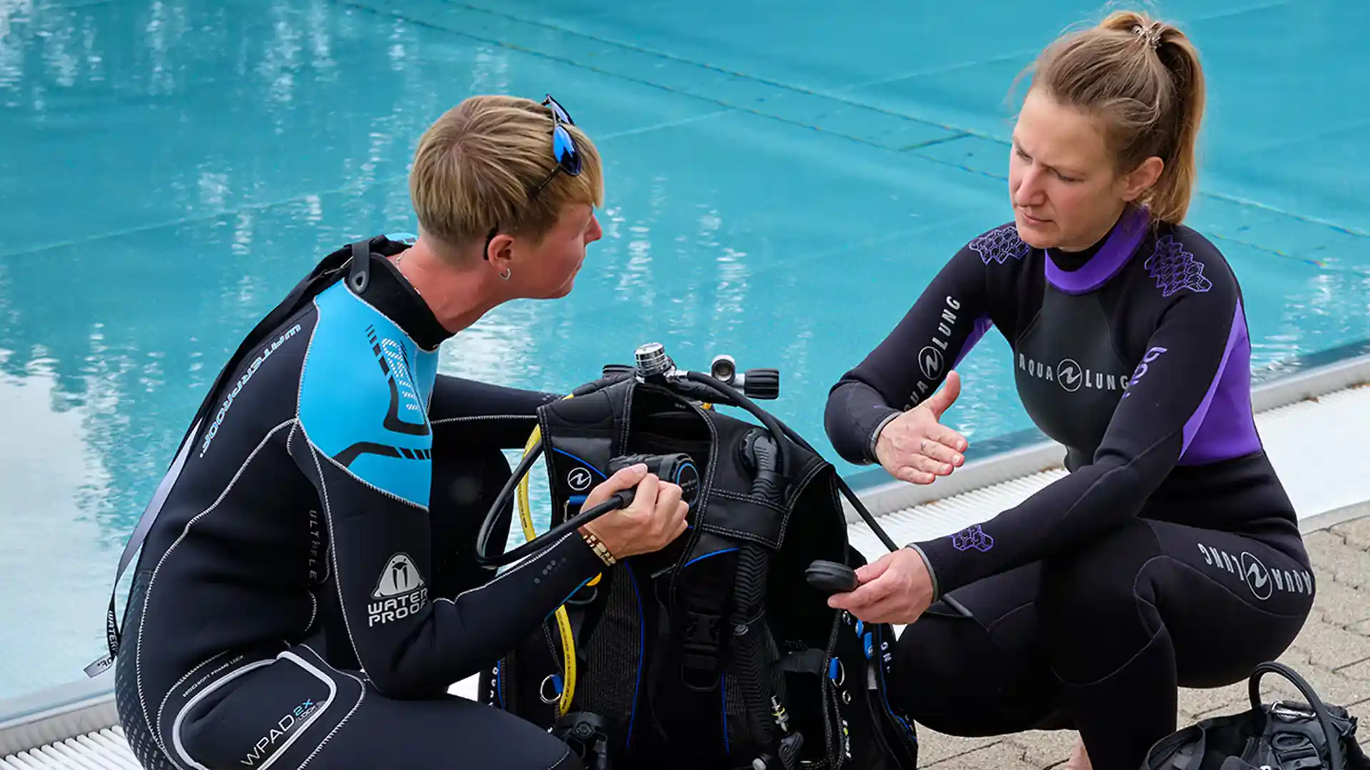 Professionelle Tauchlehrer machen Dich, über und unter Wasser vertraut mit der Tauchausrüstung für ein sicheres Tauchen, das Spaß macht.