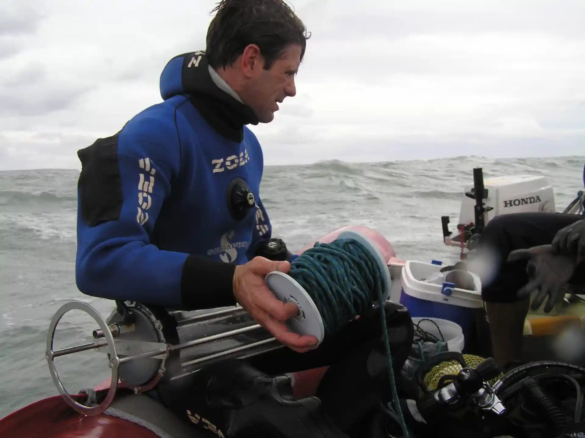 El manejo de materiales de muestreo es esencial para un Técnico de Campo Subacuático