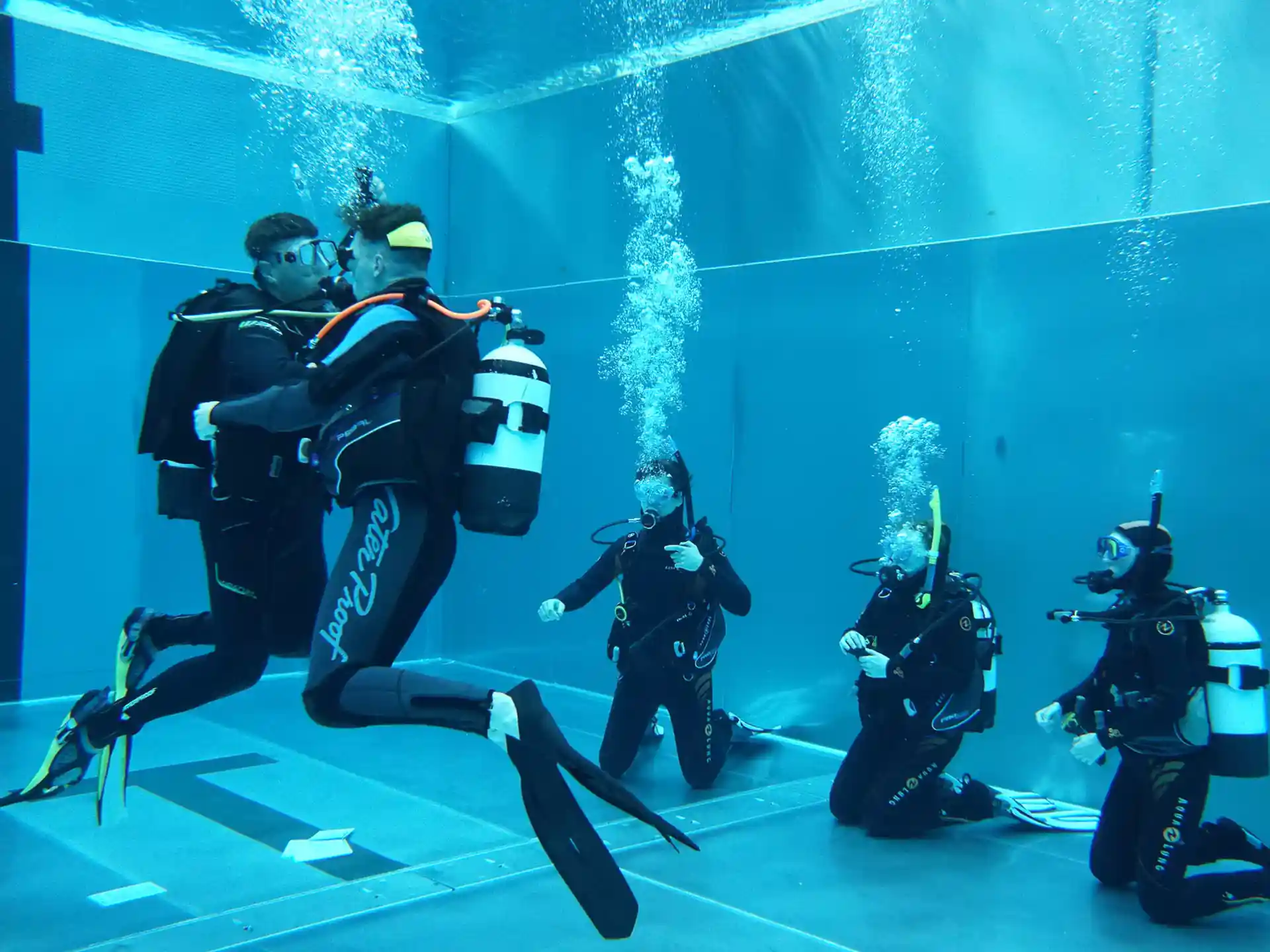 Erlene alle Fertigkeiten erst einmal entspannt im Schwimmbad.