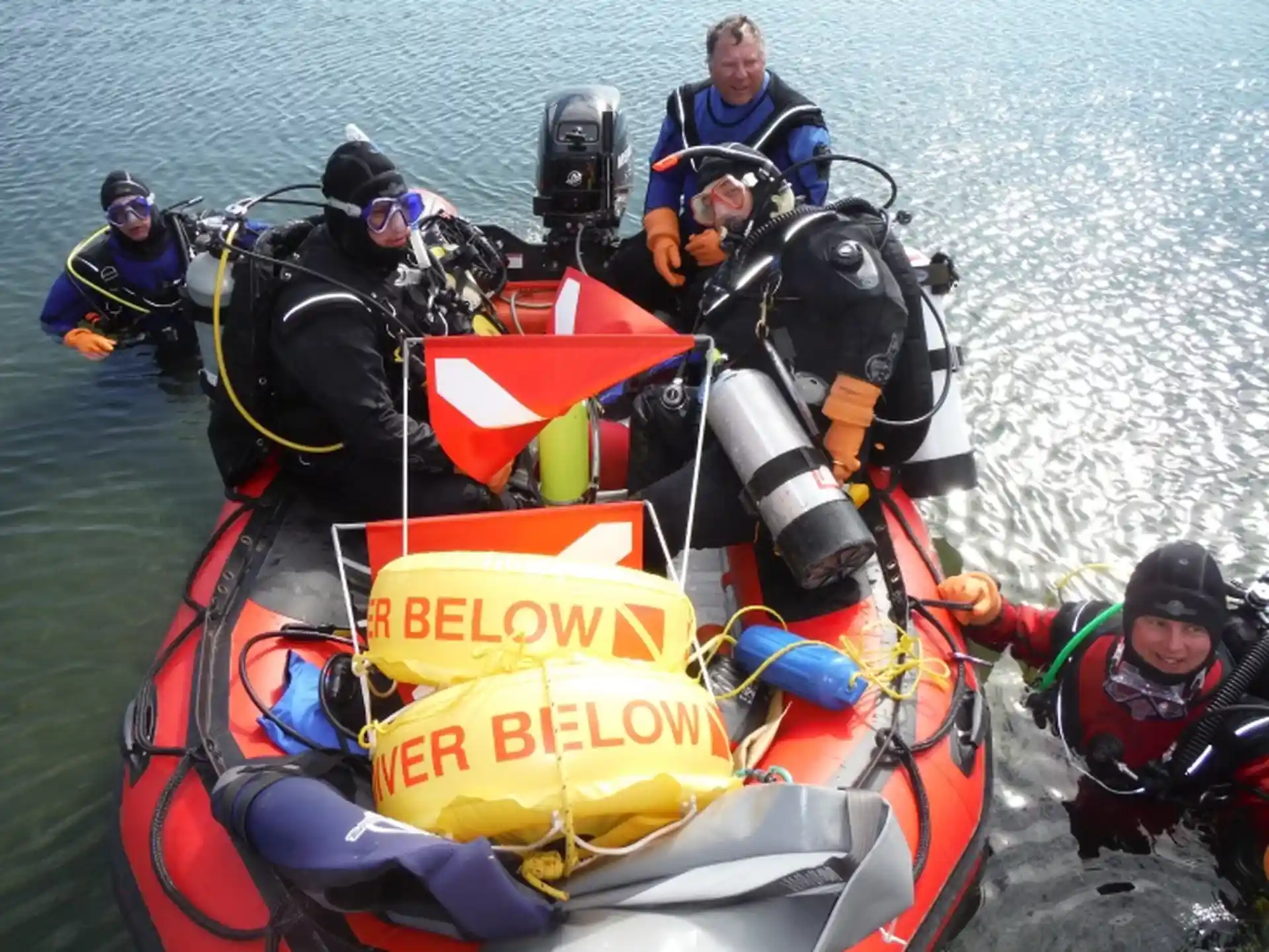 Corso di salvataggio subacqueo a Clear Lake, AB.