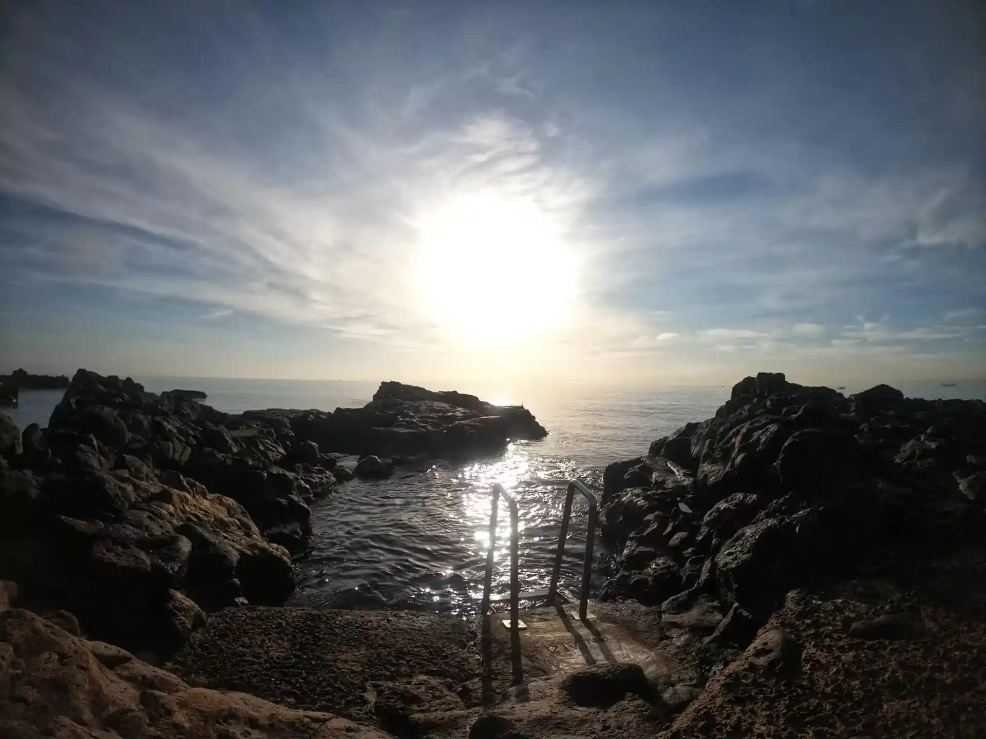 Entrada al agua desde el centro de buceo