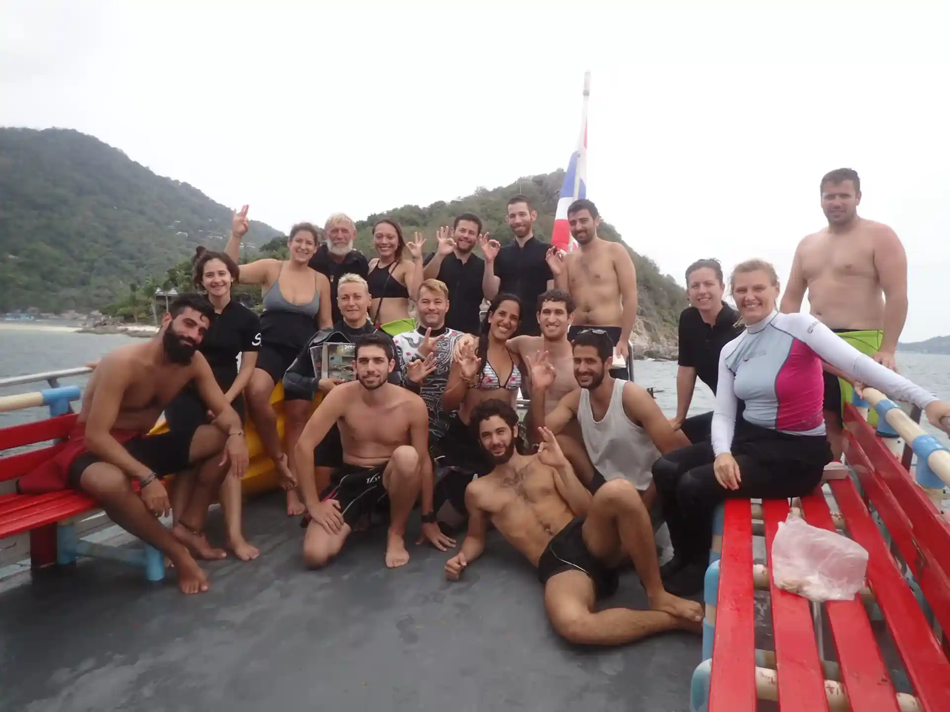 PADI pro con buceadores en el barco