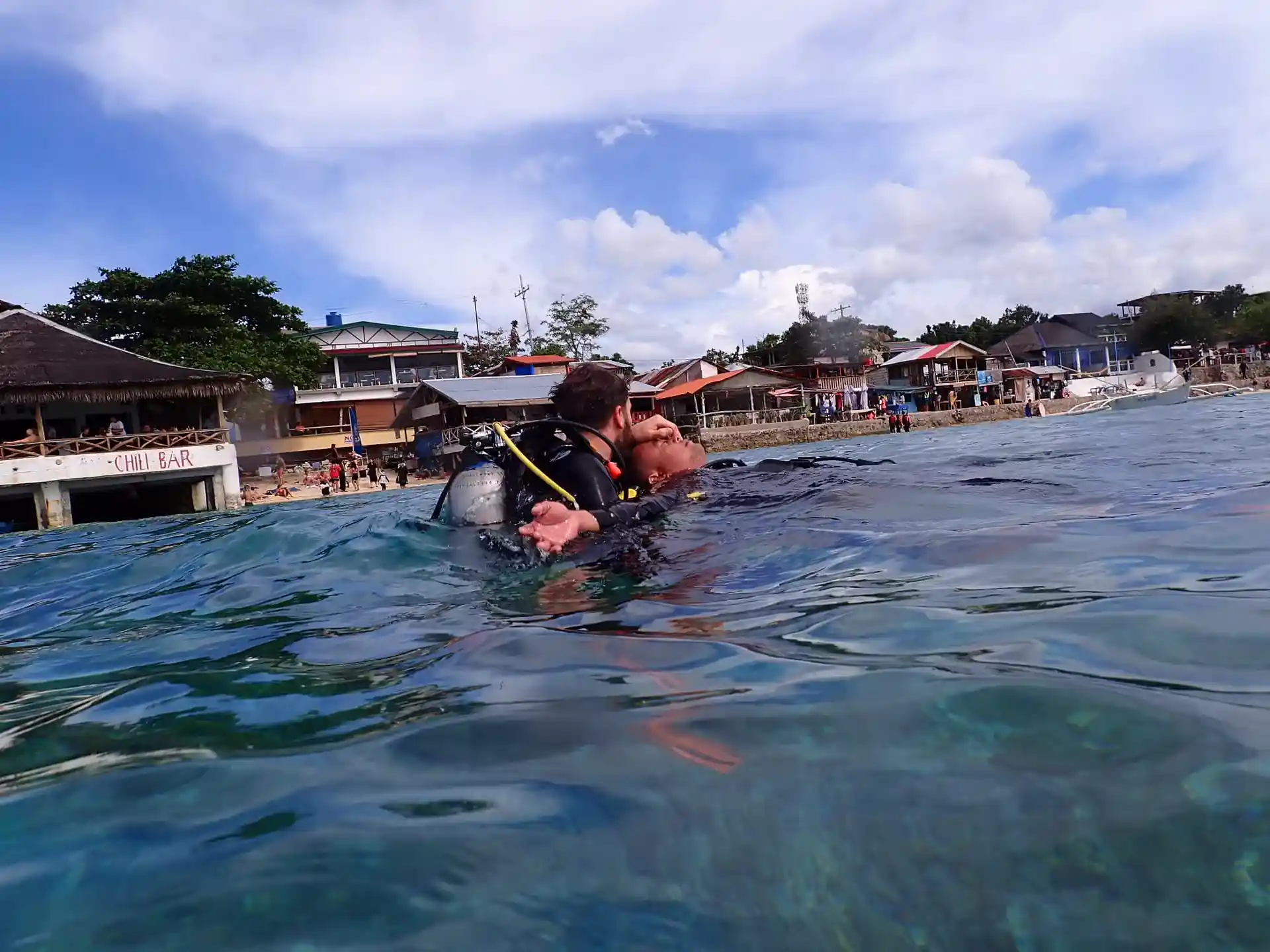 Surface rescue in action — practicing how to safely assist an unresponsive diver and bring them to shore with care and control. Lifesaving skills you can trust