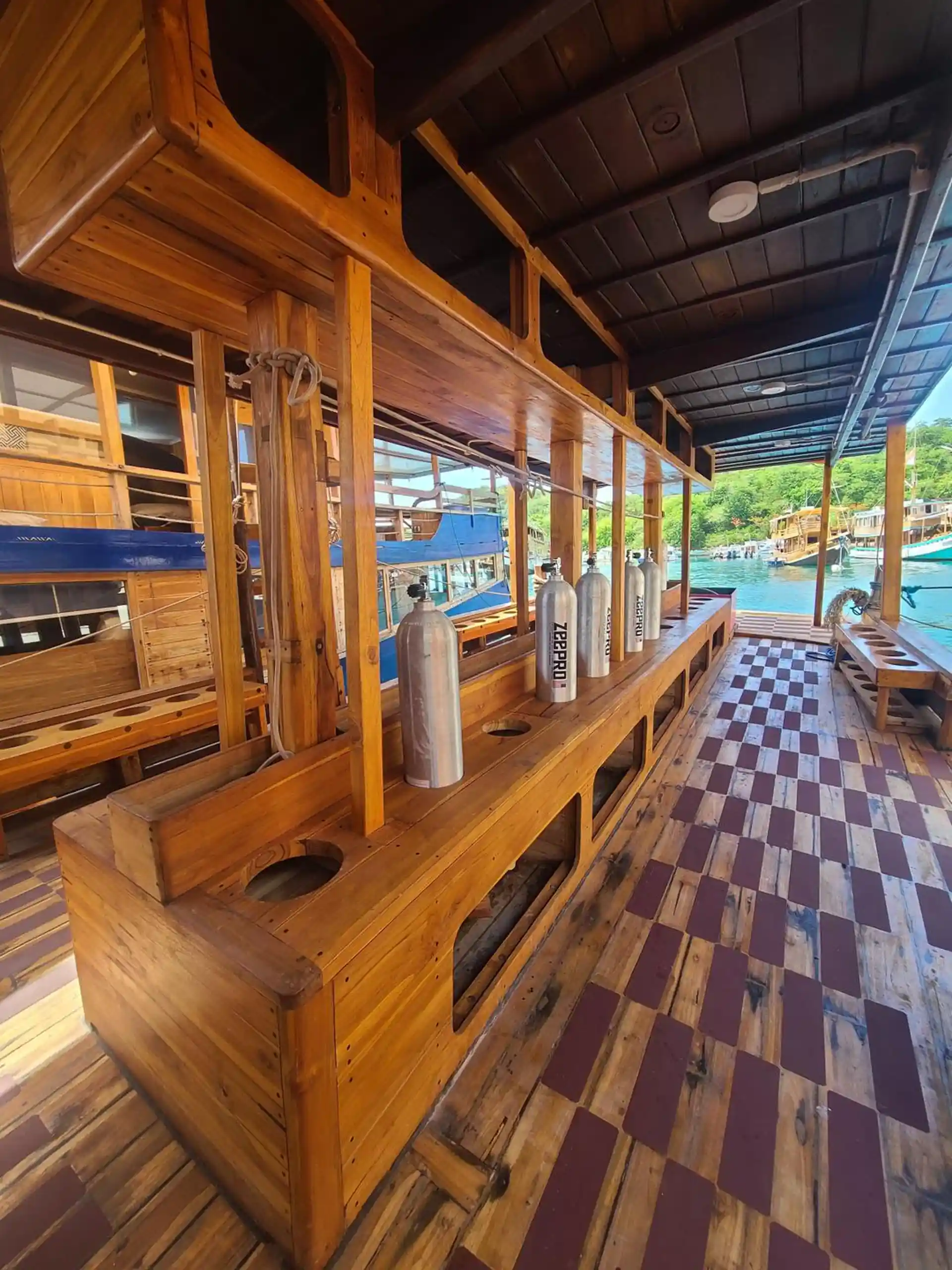 Diving deck