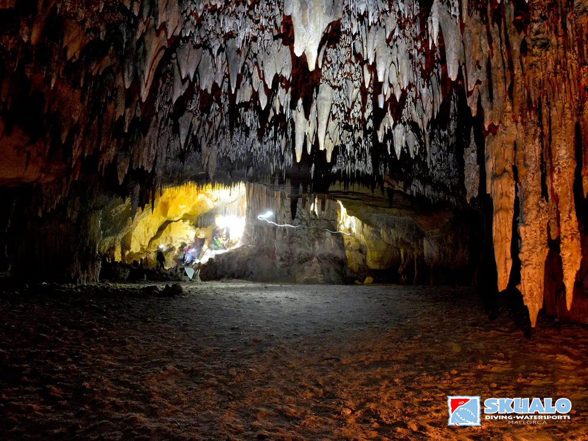 Camera sulla spiaggia nella grotta marina di Maiorca con Skualo