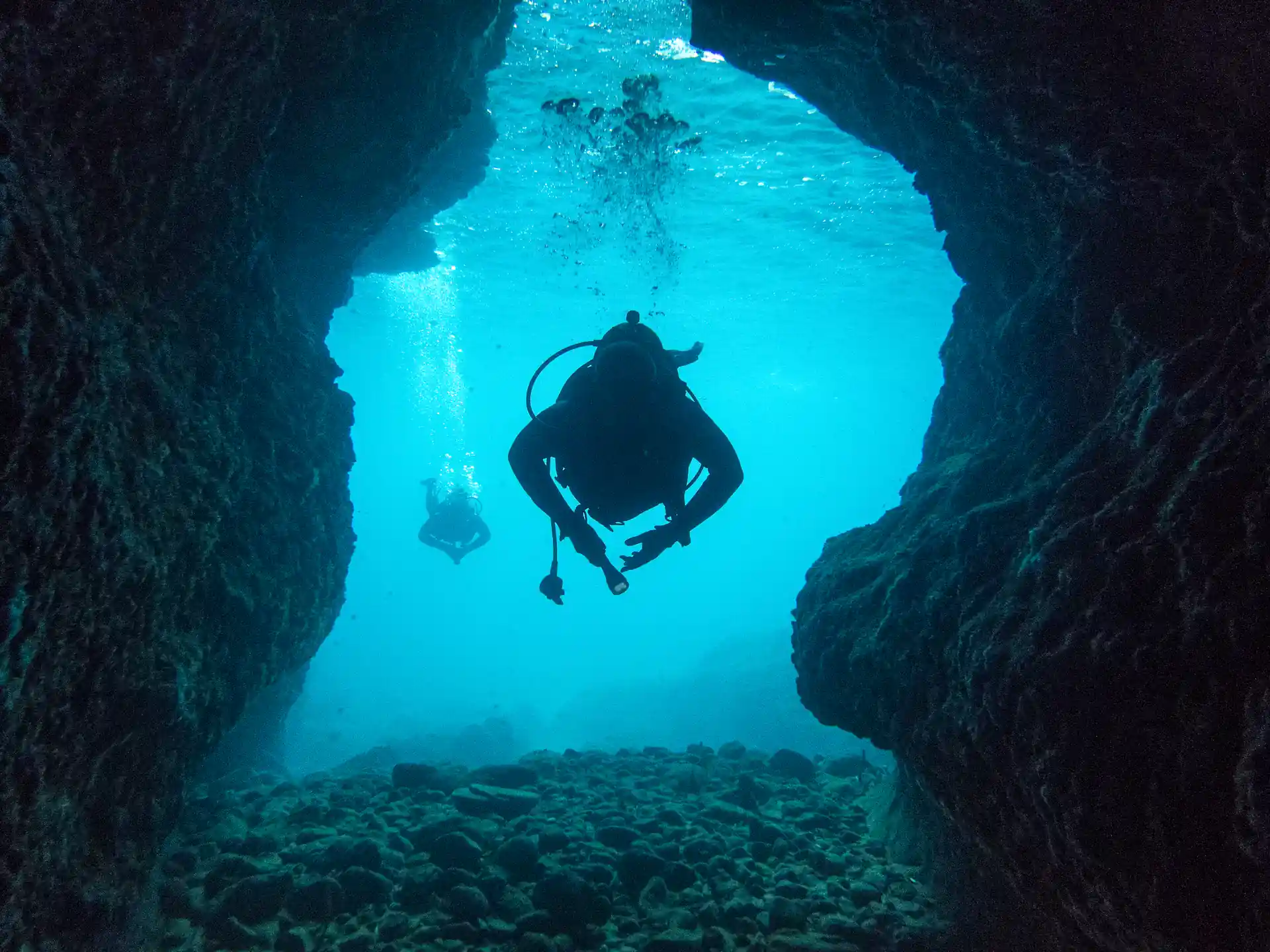 Pasando por el túnel en Cala Montjo