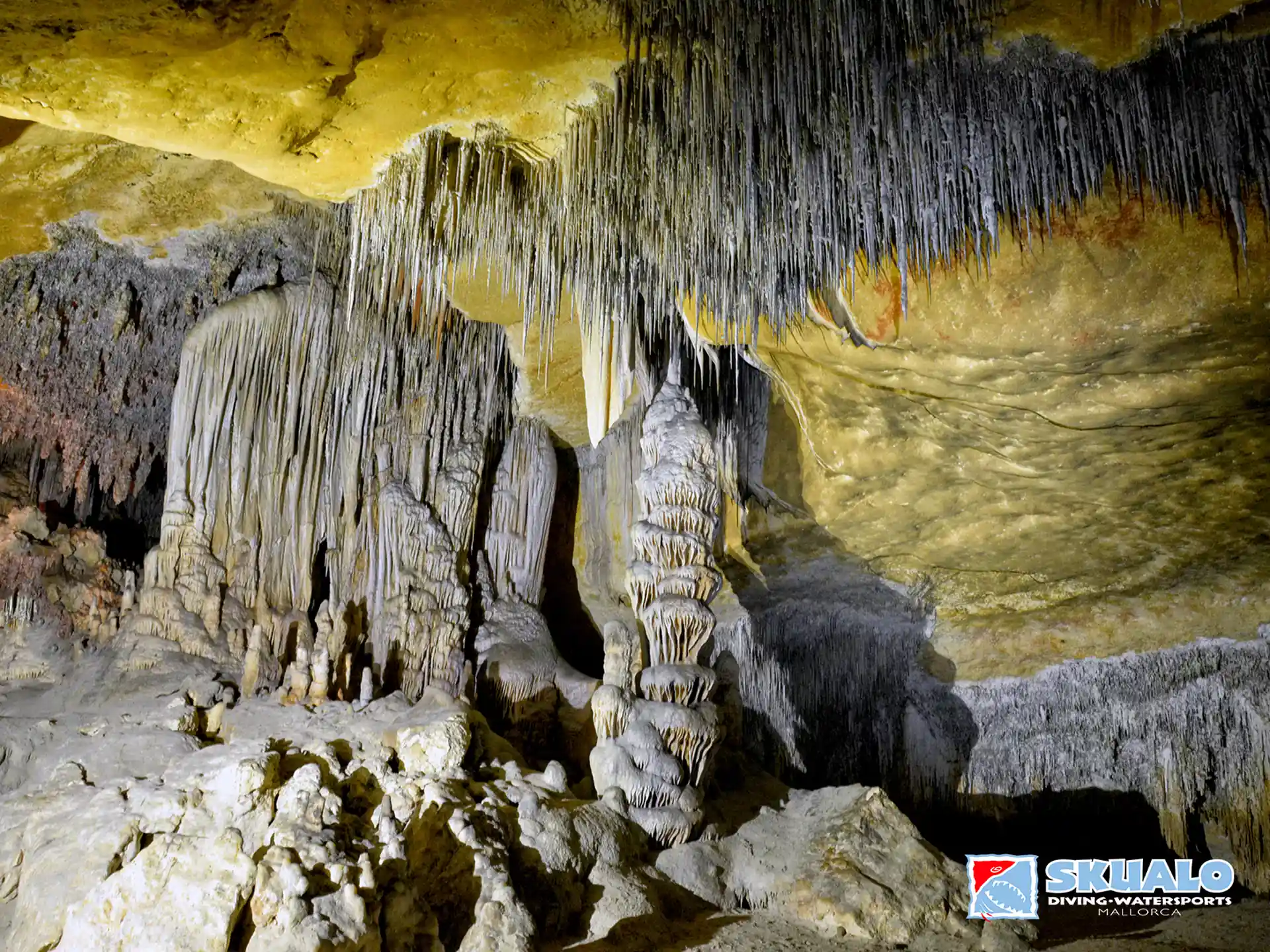 Camera sulla spiaggia nella grotta marina di Maiorca con Skualo