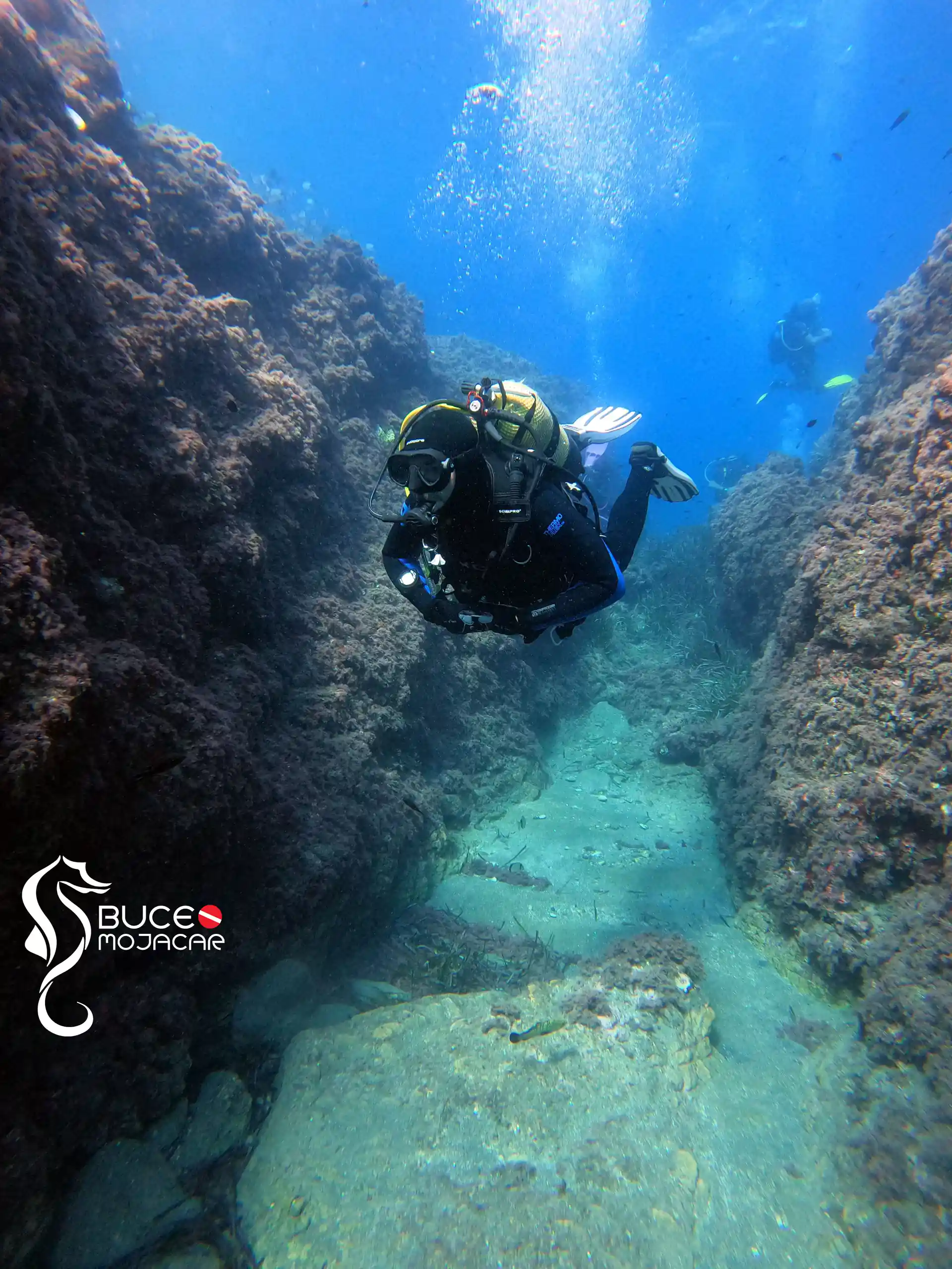 Aguas cristalinas y paisajes volcánicos únicos