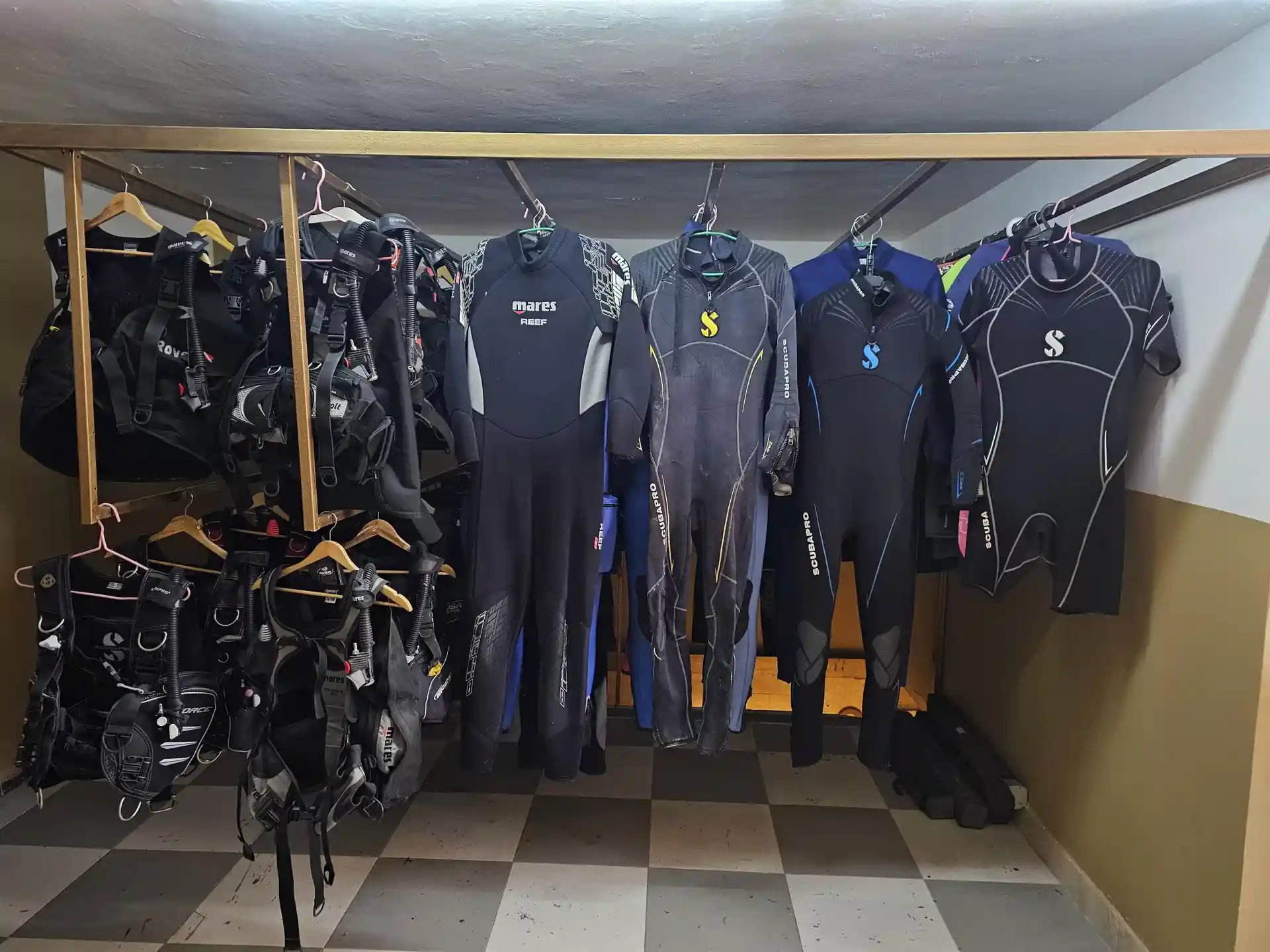 7mm suite, 5 mm suite, 3 mm suite, 2mm suite, short and long wet suites