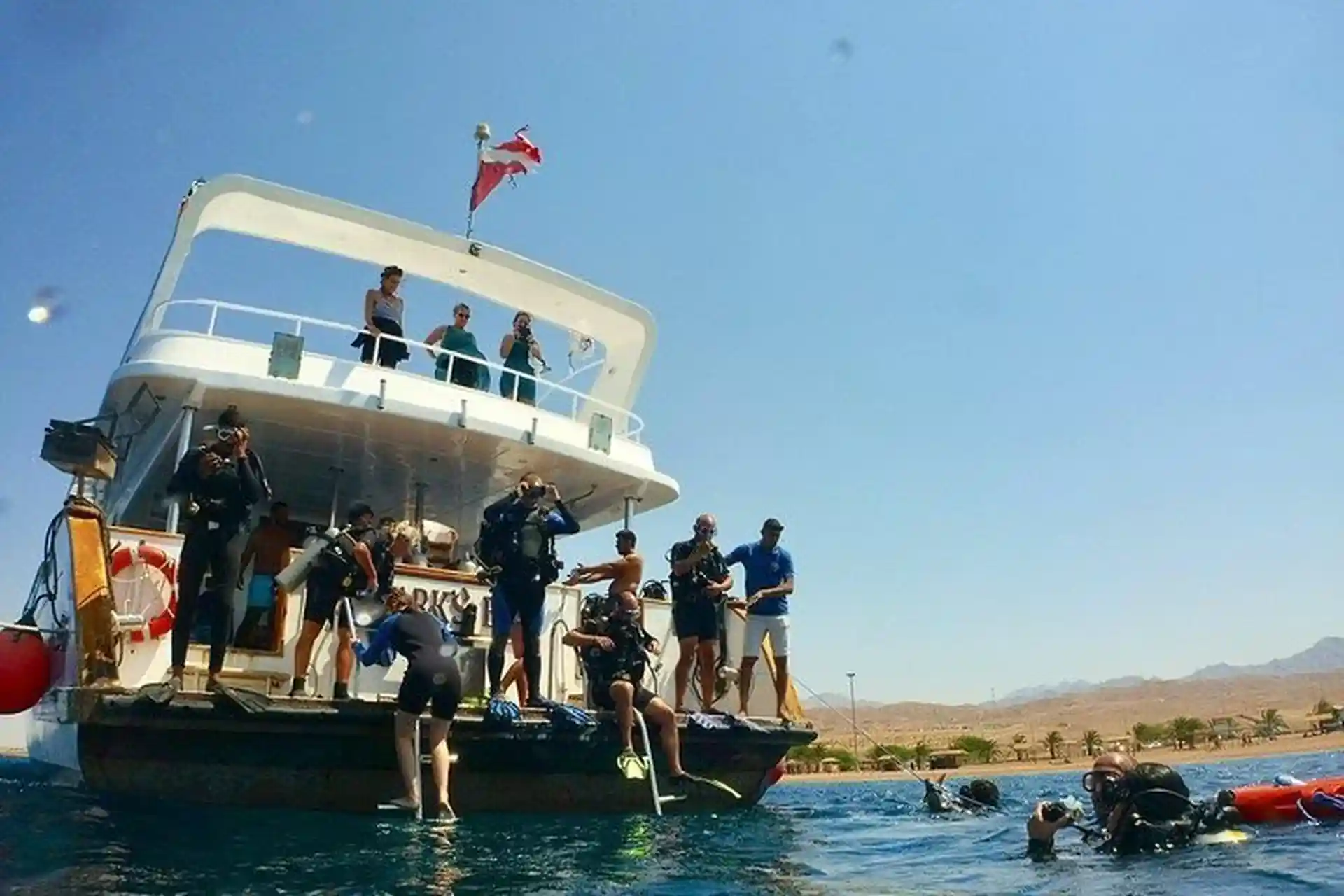 Spacious diving platform for getting in and out.