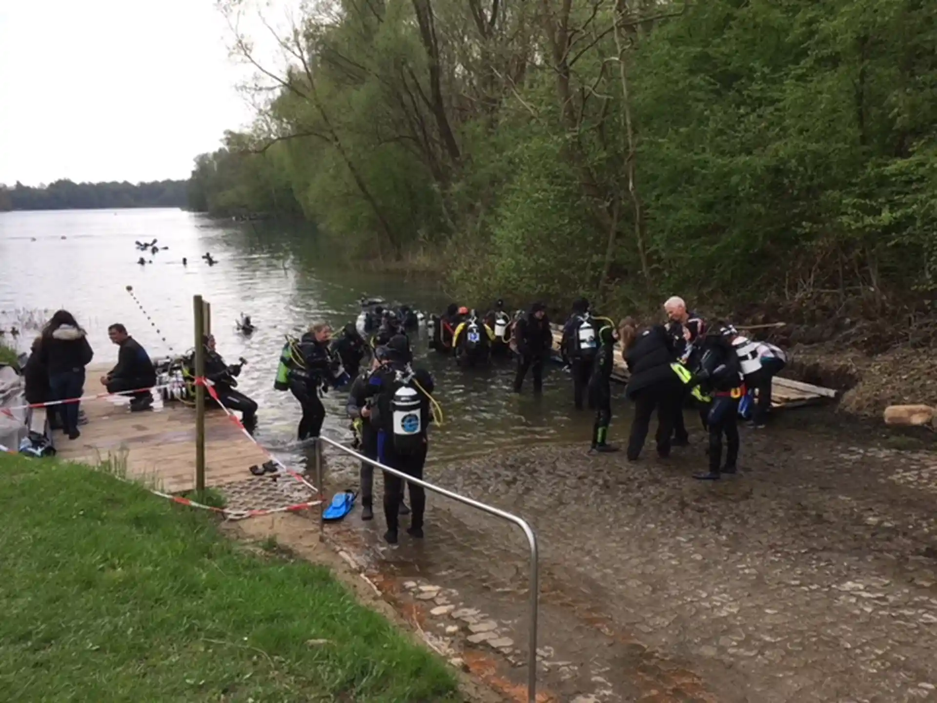 Taucher beim See-Einstieg