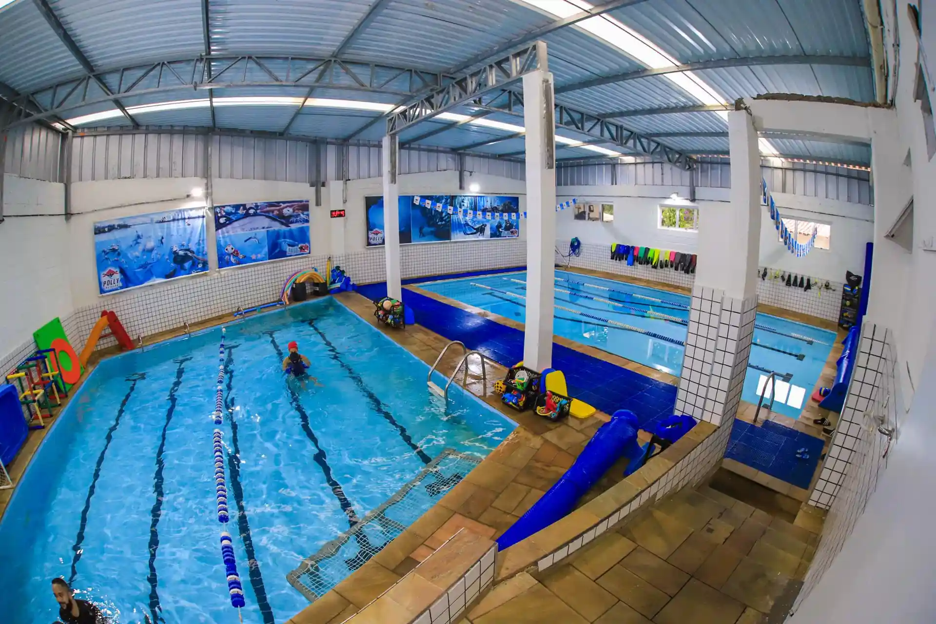 Água aquecida a 29 °C, ideal para aprender e praticar mergulho com conforto e segurança.