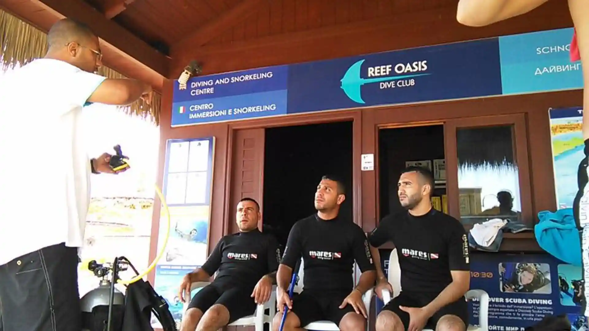 Escucha tu primera sesión informativa de buceo y prepárate para tu primera inmersión