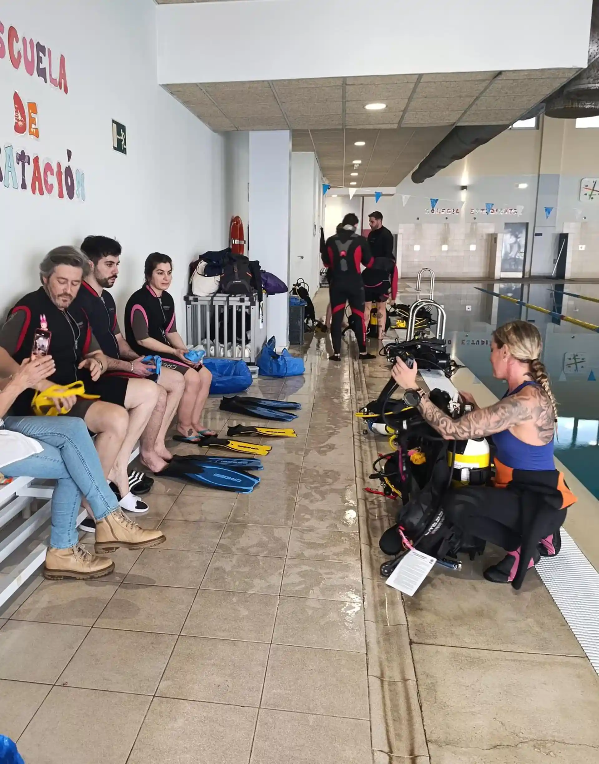 Sesión de entrenamiento en aguas confinadas, parte esencial del curso PADI Open Water.