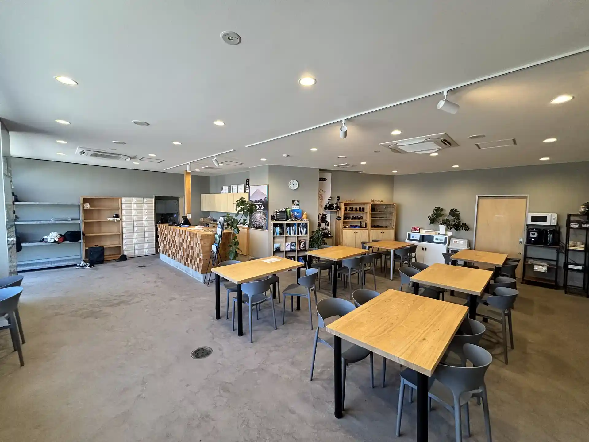 2024年にリニューアルした清潔な店内です
電子レンジ、湯沸かしポット、冷蔵庫など他、カップラーメン、ドリンクなどの販売コーナーもあります