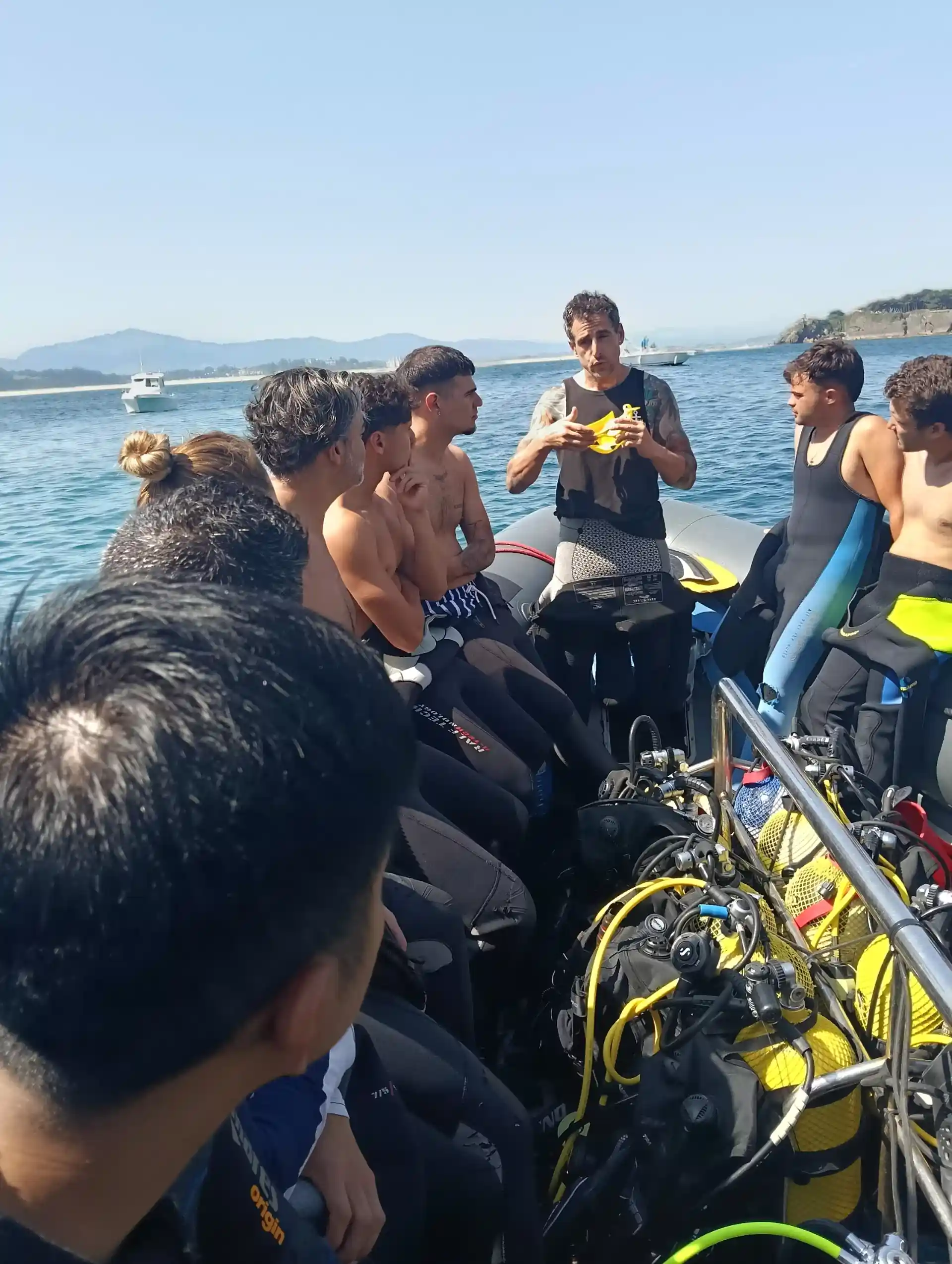 Breefing durante la actividad de Bautismo de Buceo
