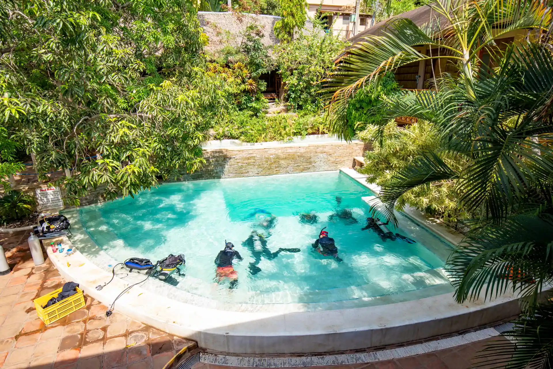 Complexe avec piscine, restaurant et centre de plongée