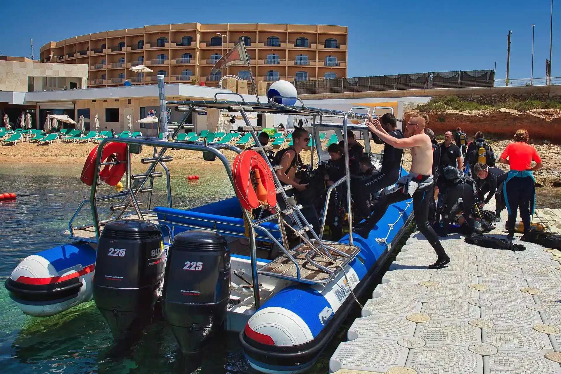 Easy access to the boat only 20m from the centre.