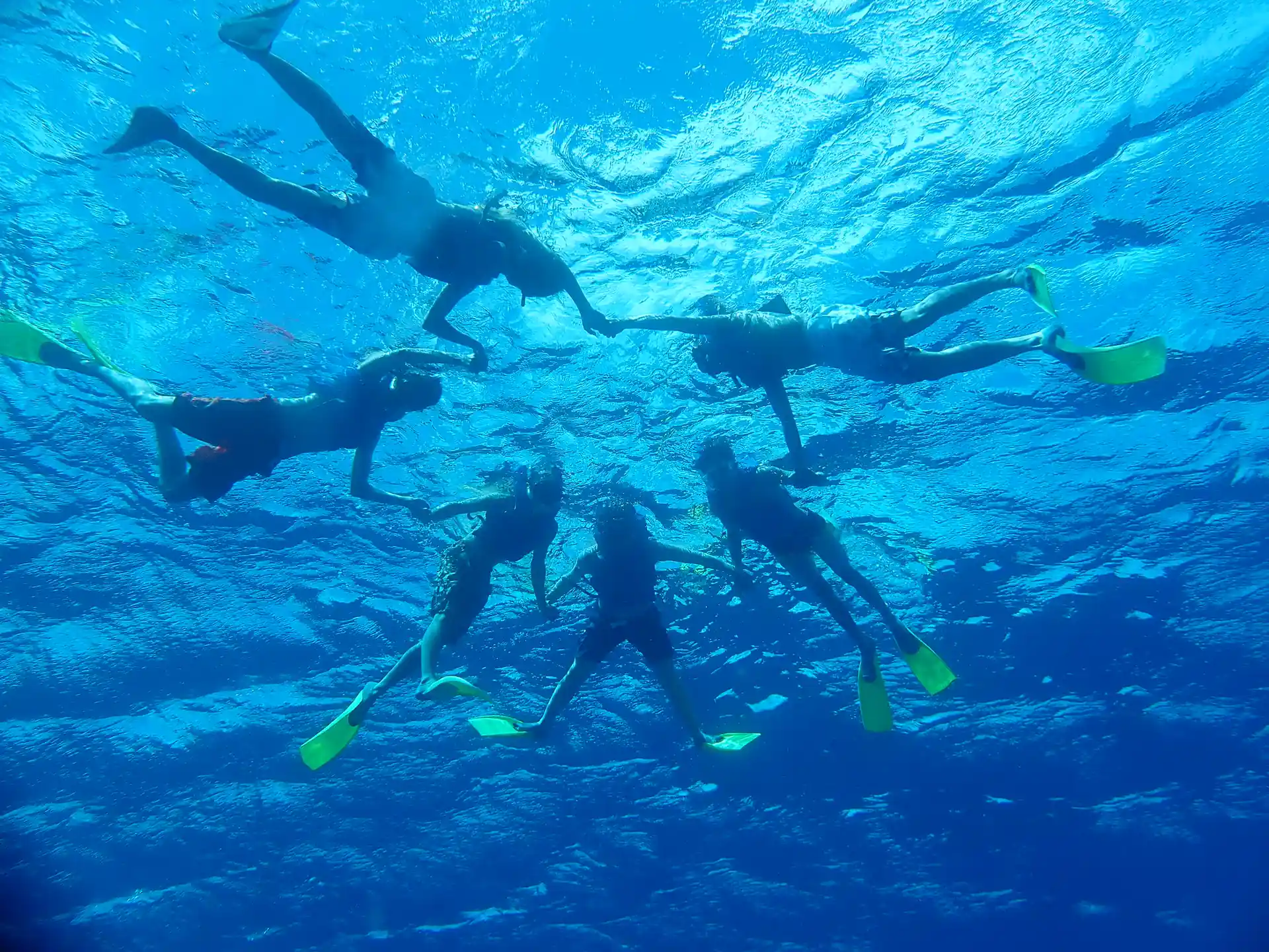 Plongée en apnée dans l'eau claire et chaude
