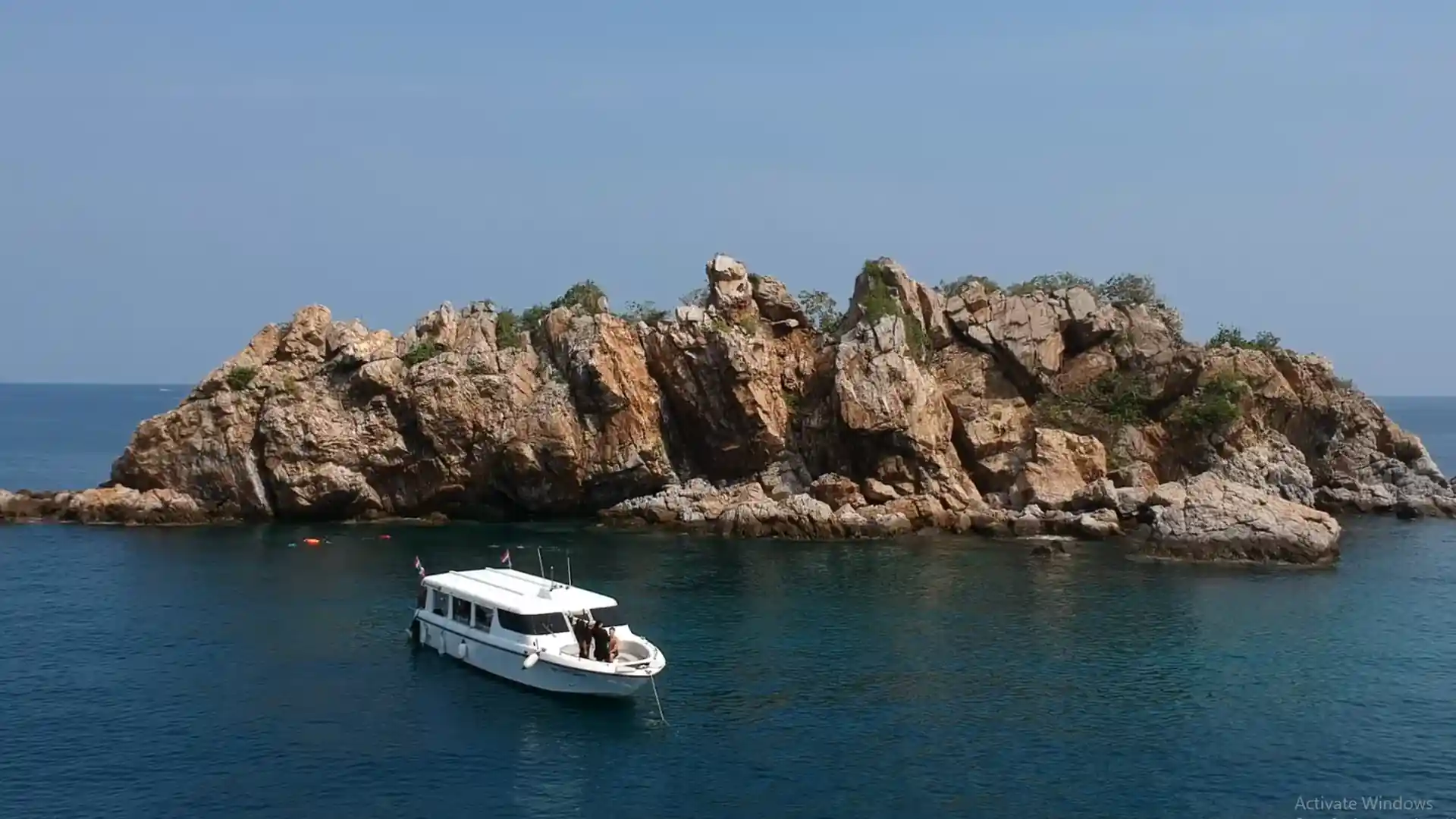 Samae San dive and snorkel boat.
