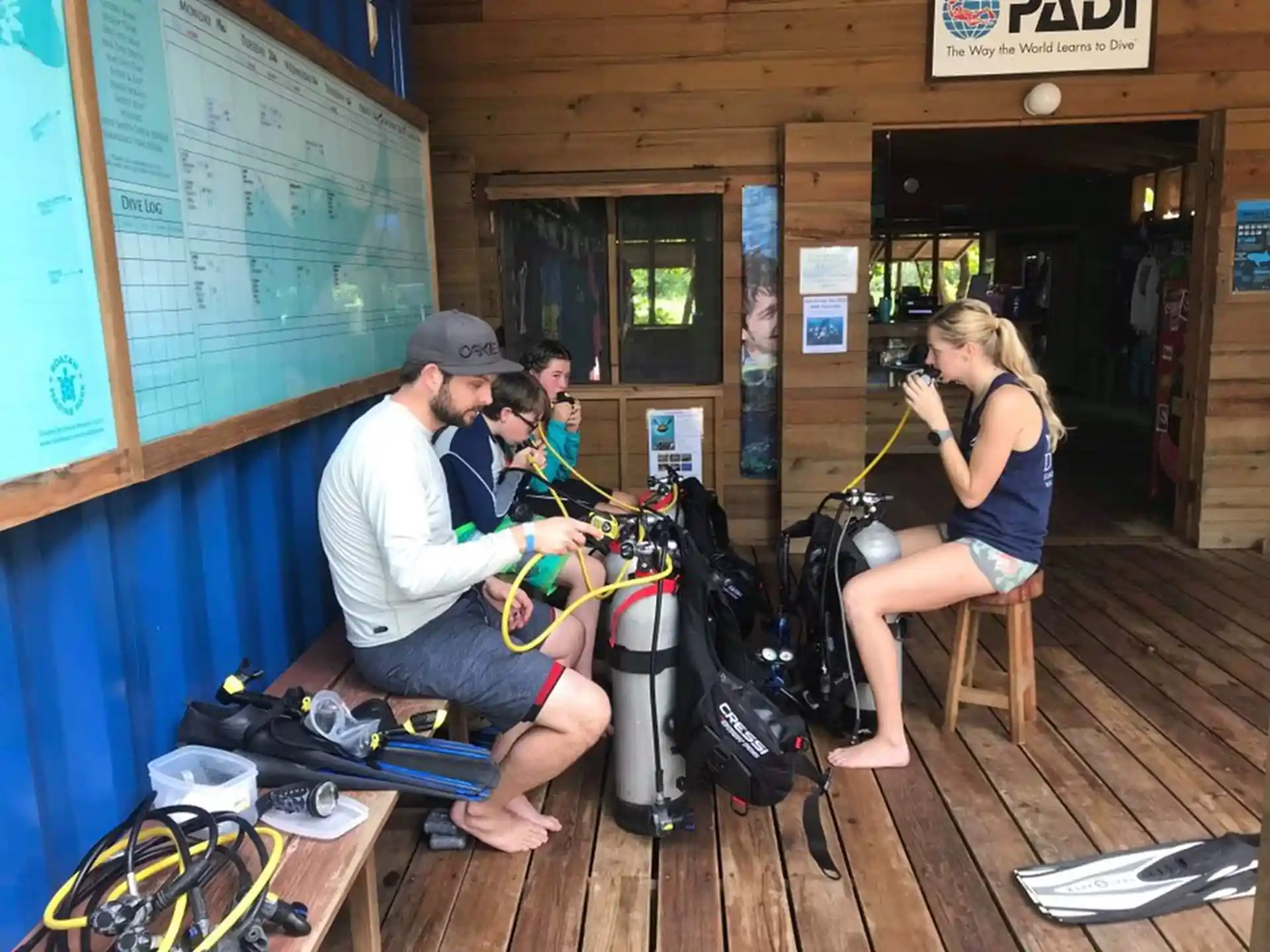Il nostro istruttore ti guida attraverso le facili abilità necessarie per immergerti in sicurezza.