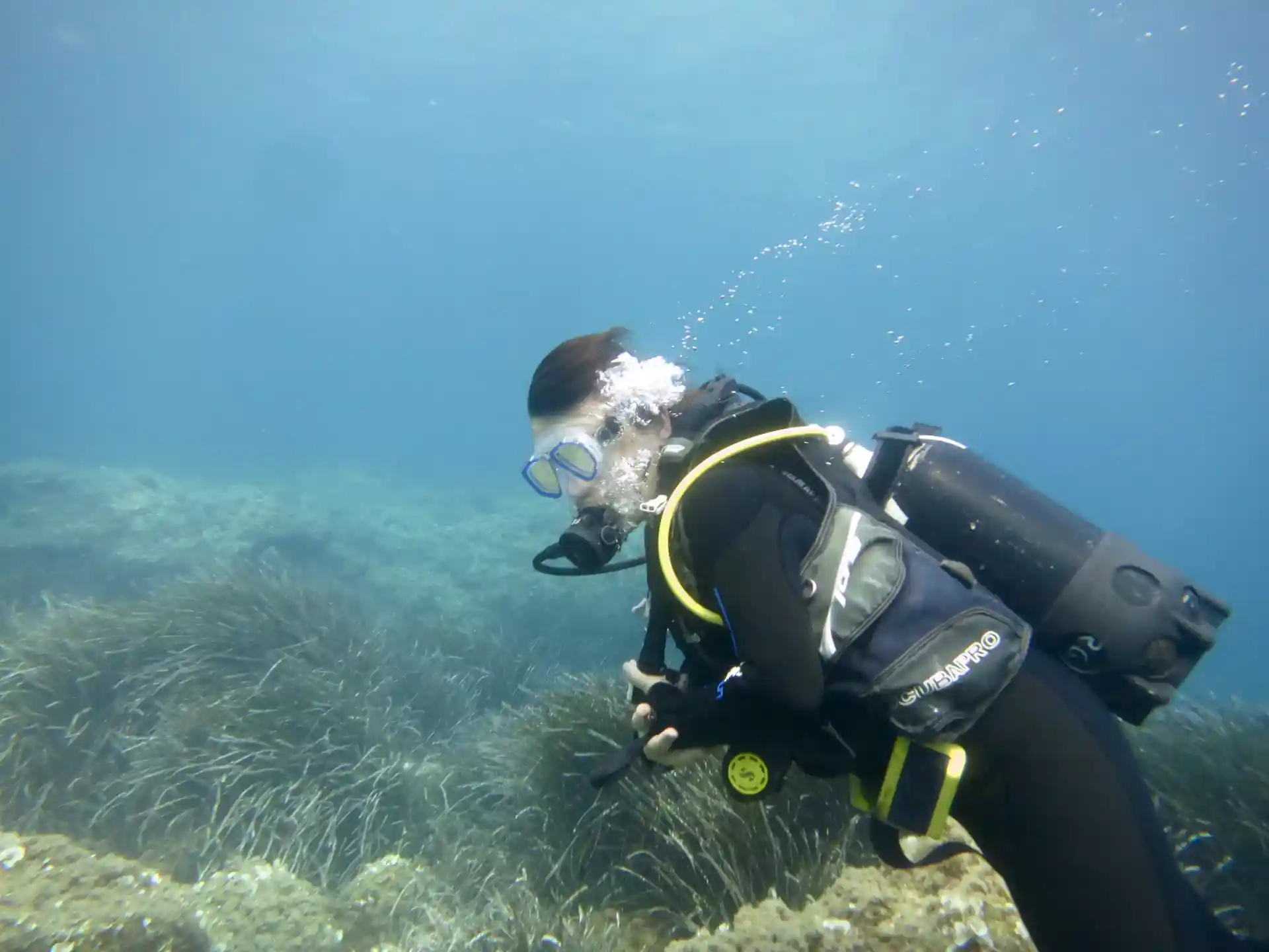 Taucherin während ihres DSD Open Water Tauchgangs